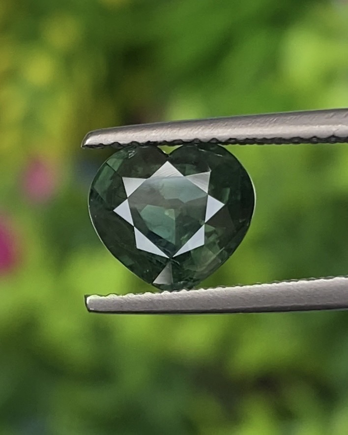 พลอย เขียวส่อง (Bluish Green Sapphire) 2.22 กะรัต (Cts.) พลอยแท้ อัญมณีมงคลประจําวันเกิด เครื่องประดับพลอย