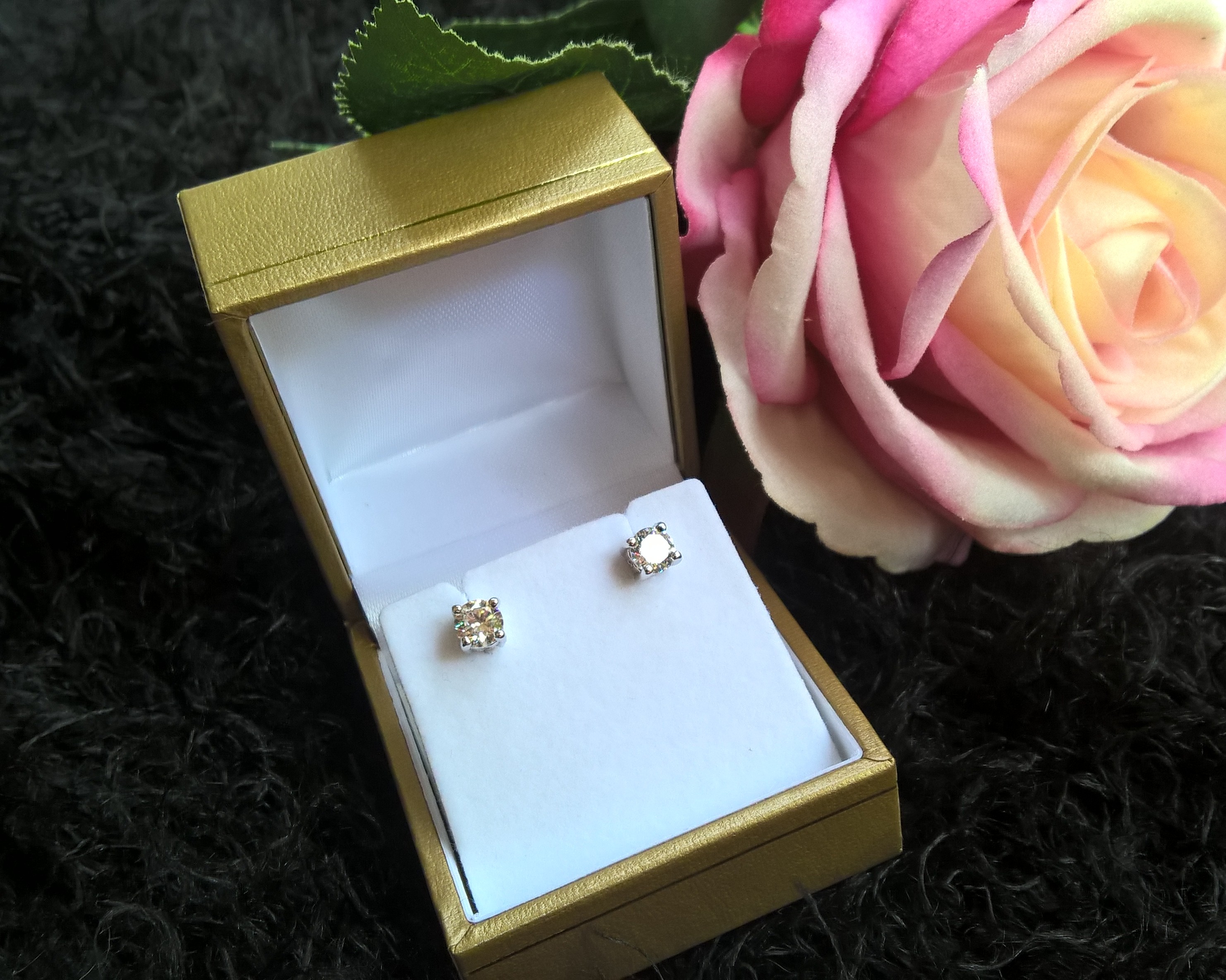 ต่างหู เพชรติดหู งาน Costume Jewelry เพชร CZ Premium grade แบรนด์ Shaliค่ะ คู่เล็กใส่ติดหู น่ารักมาก
