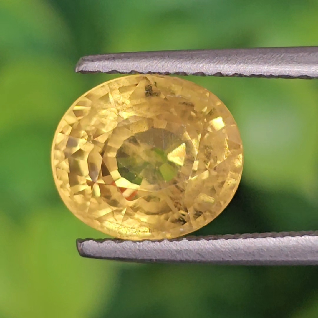 พลอย บุษราคัม yellow sapphire 4.04 กะรัต (Cts.) พลอยแท้ อัญมณีมงคลประจําวันเกิด เครื่องประดับพลอย