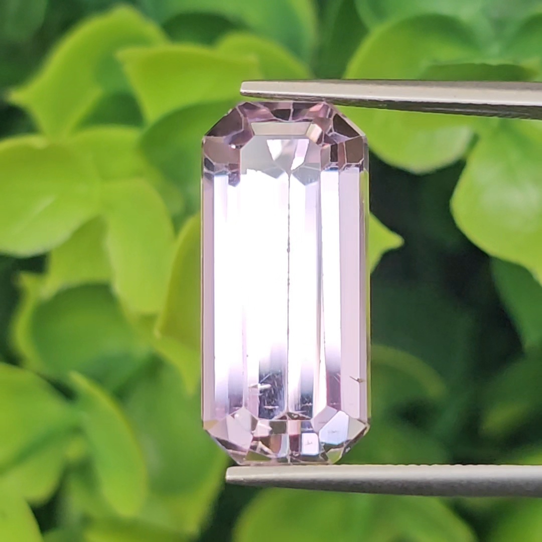 พลอย คุนไซท์ Kunzite 12.18 กะรัต (Cts.) พลอยแท้อัญมณีมงคล ประจําวันเกิด เครื่องประดับพลอย