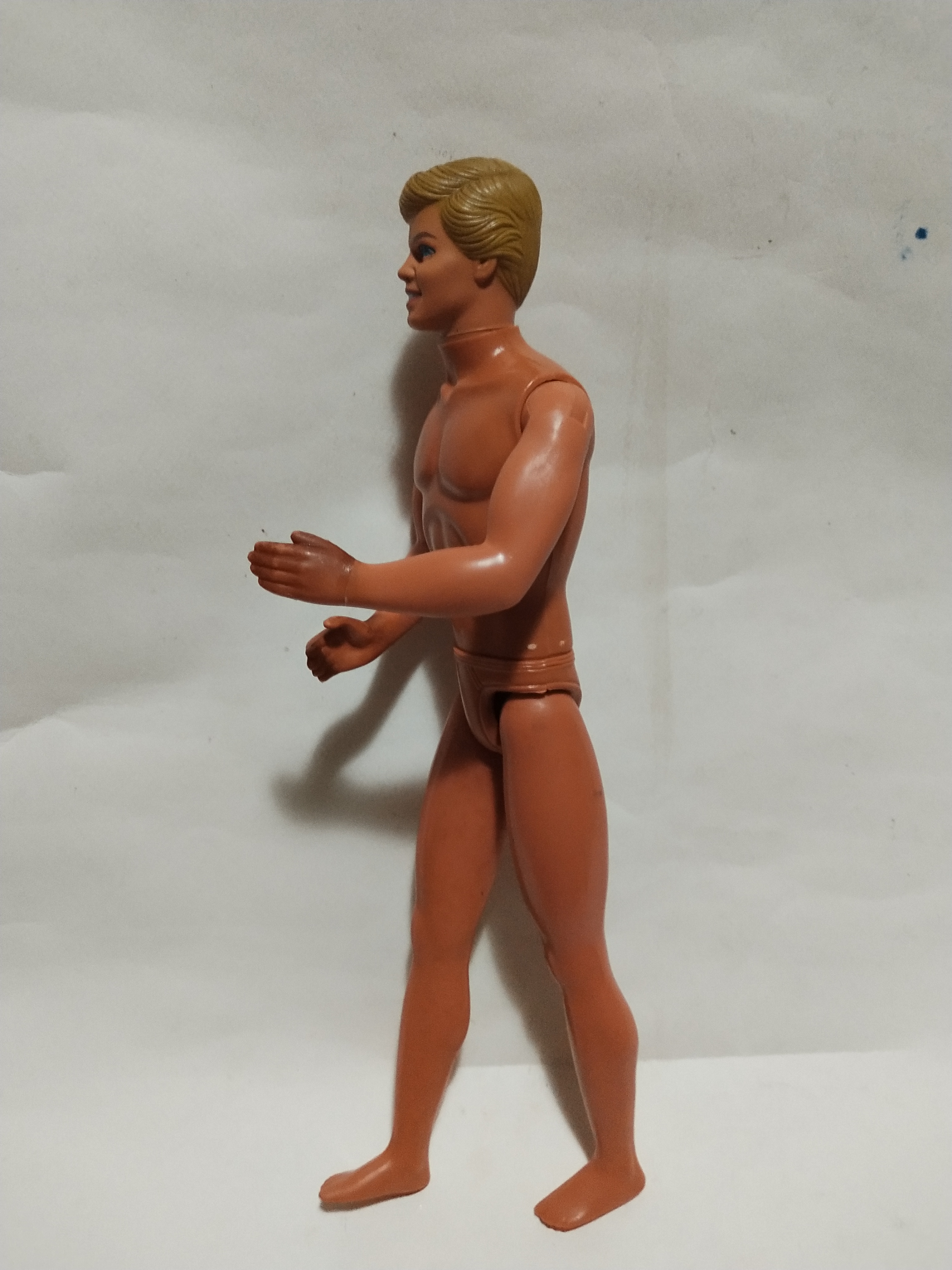 มือ2 มือมีตำหนิ ด้านซ้ายต่อด้วยกาว โปรดดูทุกภาพ,ตุ๊กตาบาร์บี้ผู้ชาย งานเก่า เคน เป็นเพื่อนเจ้าบ่าว รายละเอียดด้านล่างค่ะ