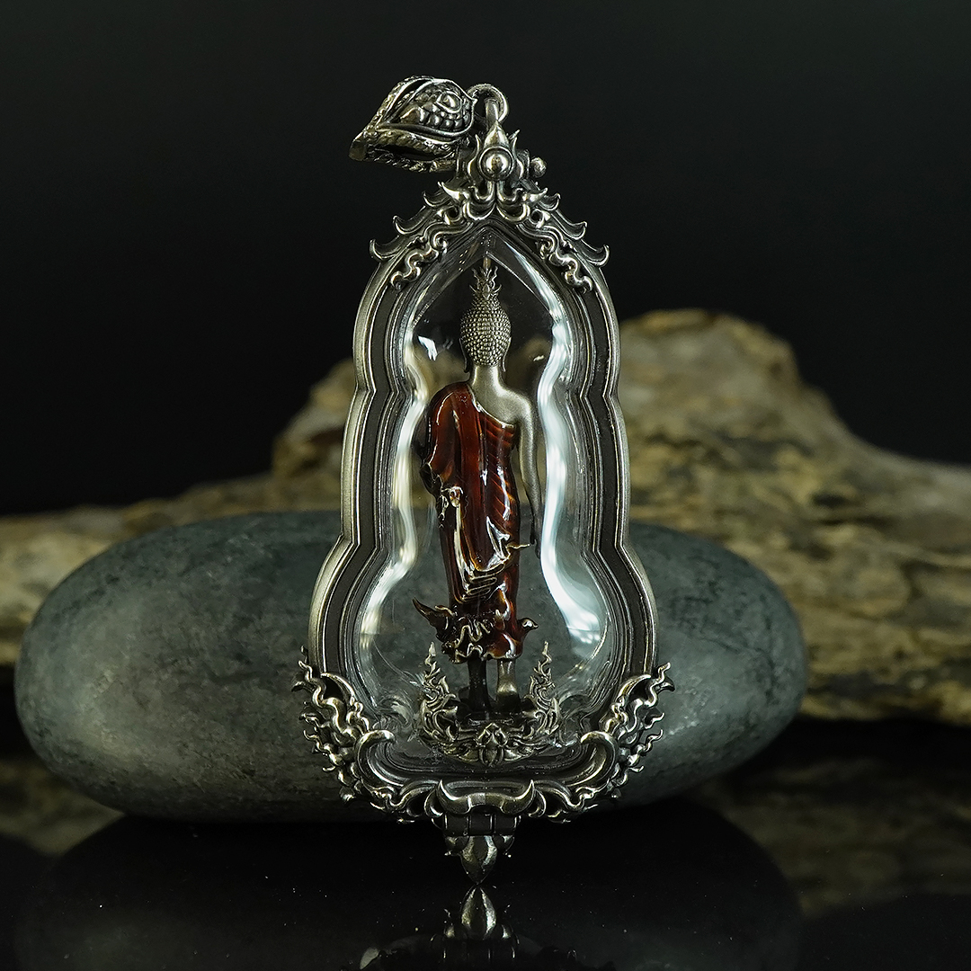 พระพุทธศิริสุขมั่นคงทรัพย์พร้อมเลี่ยมกรอบ รหัส 5 เนื้อไวท์บรอนซ์ซาตินลงยาจีวร