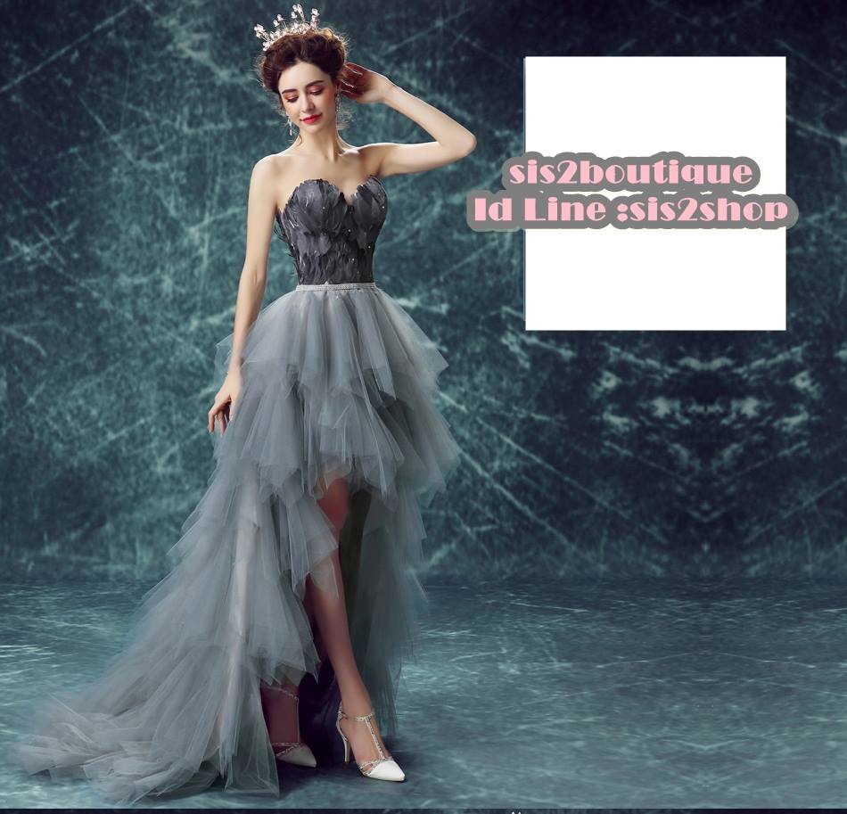 Pre-order ชุดแฟนซี ชุดราตรีสั้น สีดำเทา เกาะอก หน้าสั้นหลังยาว แต่งขนนกช่วงอก กระโปรงเป็นชั้น ๆ เชือกผูกหลัง