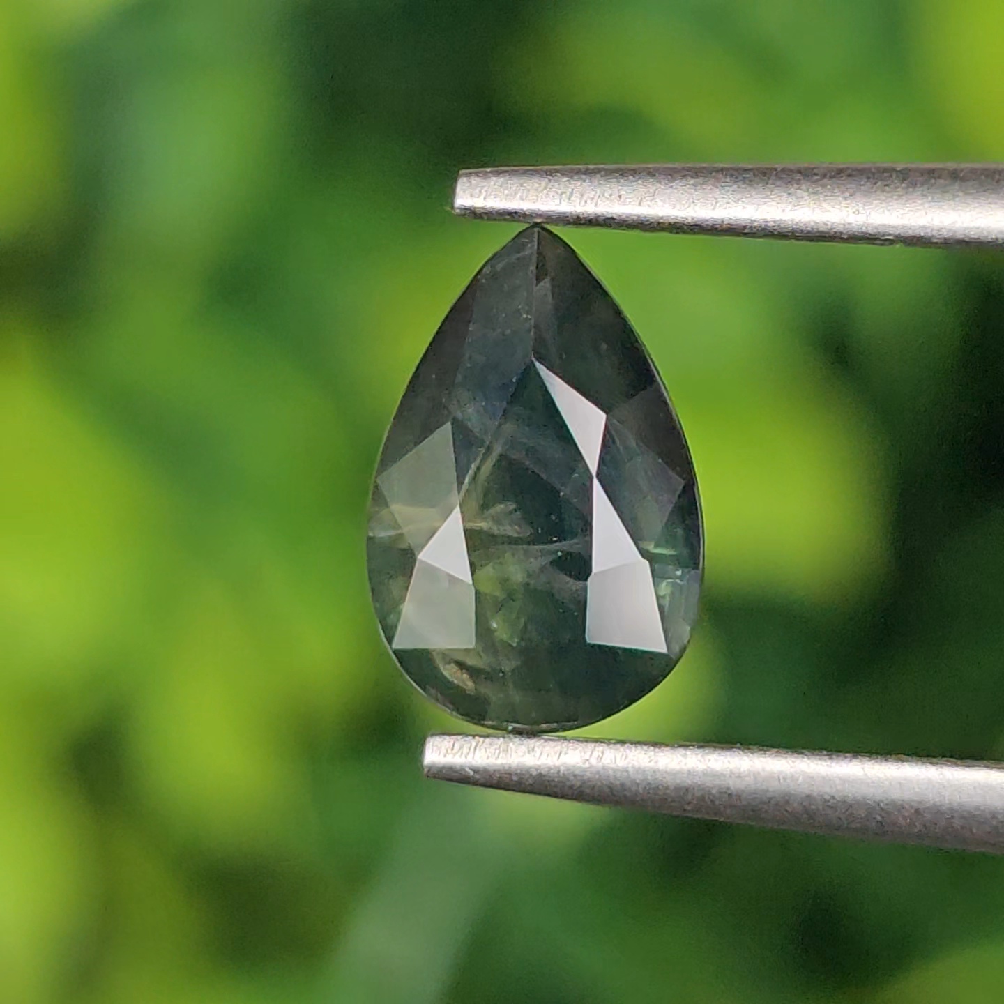 พลอย เขียวส่อง Green Sapphire 1.22 กะรัต (Cts.) ดิบ (Unheated) พลอยแท้ อัญมณีมงคลประจําวันเกิด เครื่องประดับพลอย