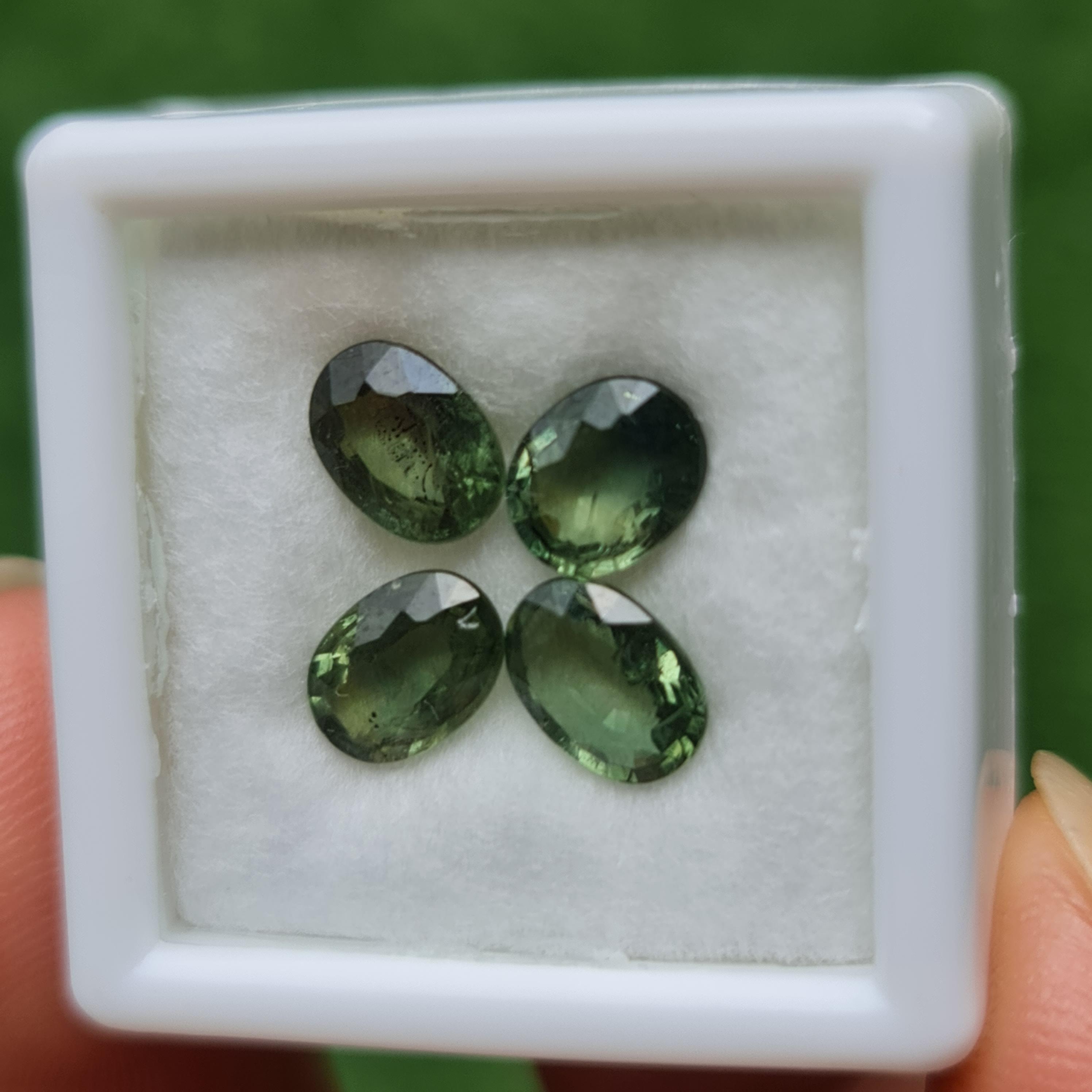 พลอย เขียวส่อง Green Sapphire 3.86 กะรัต (Cts.) 4 เม็ด (Pcs.) พลอยแท้ อัญมณีมงคลประจําวันเกิด เครื่องประดับพลอย