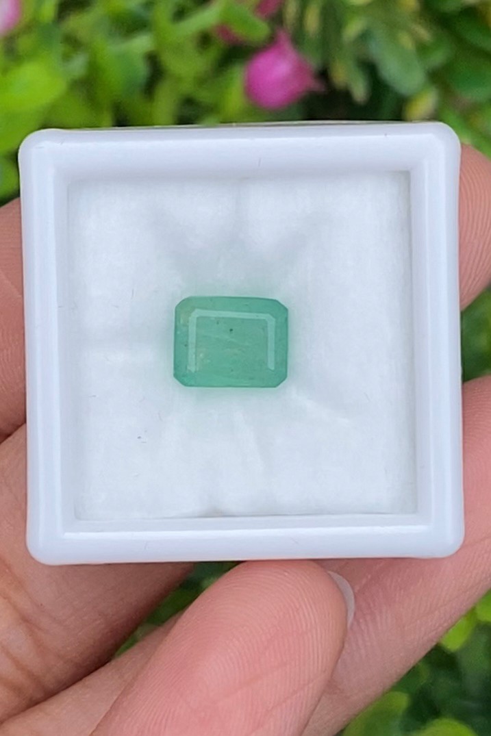 พลอย มรกต Natural Emerald แซมเบีย 1.80 กะรัต (Cts.) พลอยแท้ อัญมณีมงคลประจําวันเกิด เครื่องประดับพลอย