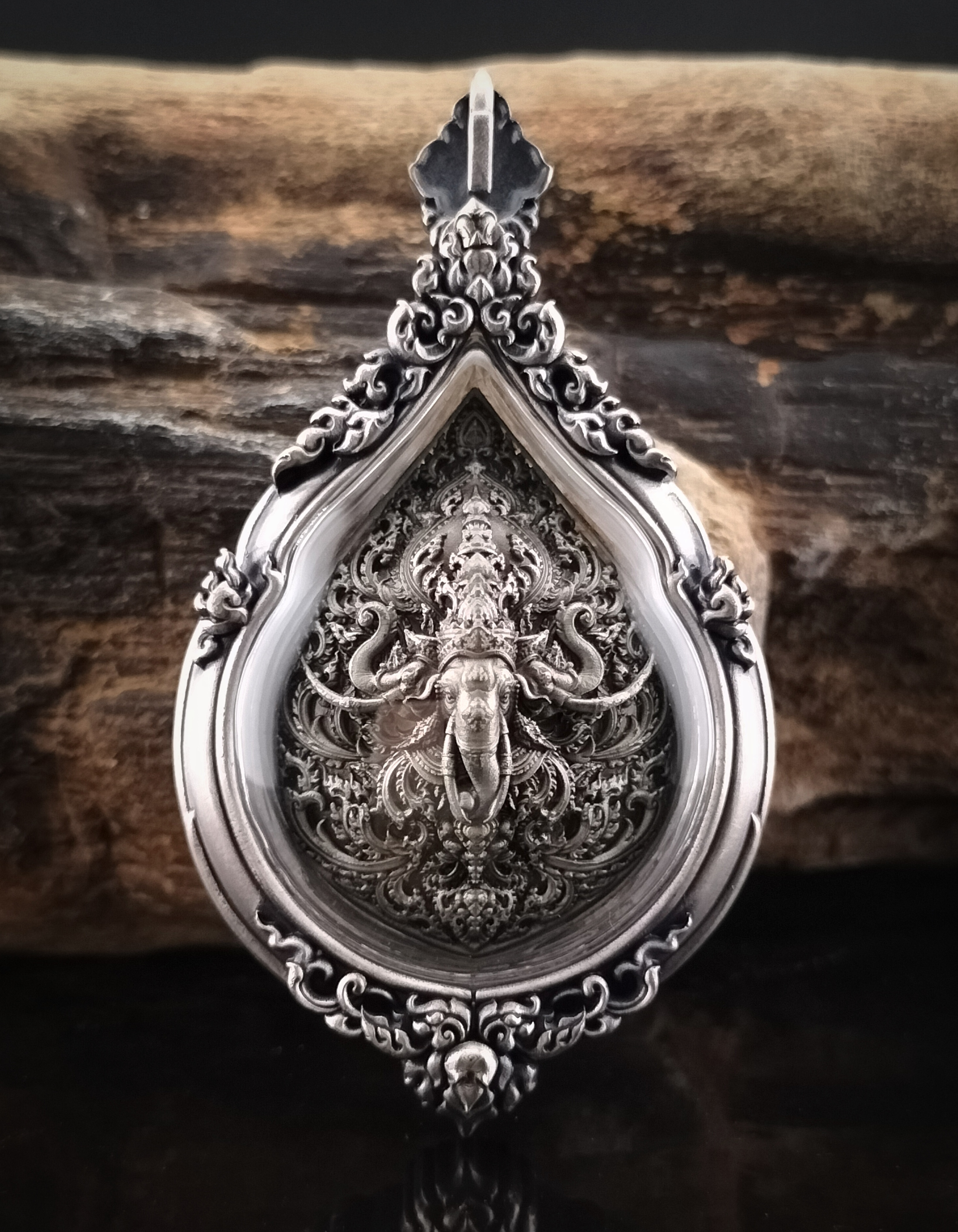 หลวงปู่ทวด รุ่น มหาบารมีศรีโพธิสัตว์ เนื้อบรอนซ์ชุบเงินซาติน องค์ลงยาจีวร พร้อมเลี่ยมกรอบบรอนซ์ชุบเงินซาติน