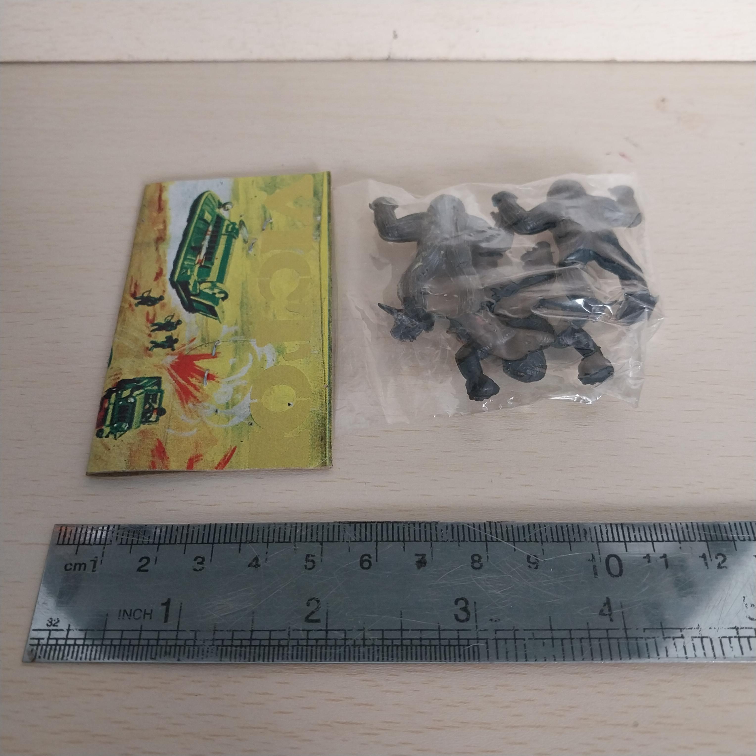 มีหลายภาพ ตุ๊กตาคิงคองตัวแข็ง 3 ตัวในแพ็ค ขนาดประมาณ 1.5 นิ้ว