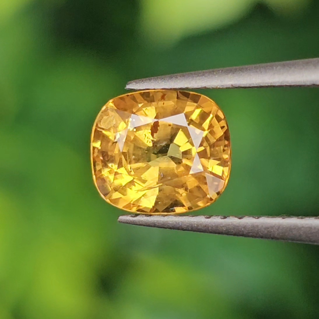 พลอย บุษราคัม yellow sapphire 0.86 กะรัต (Cts.) พลอยแท้ อัญมณีมงคลประจําวันเกิด เครื่องประดับพลอย