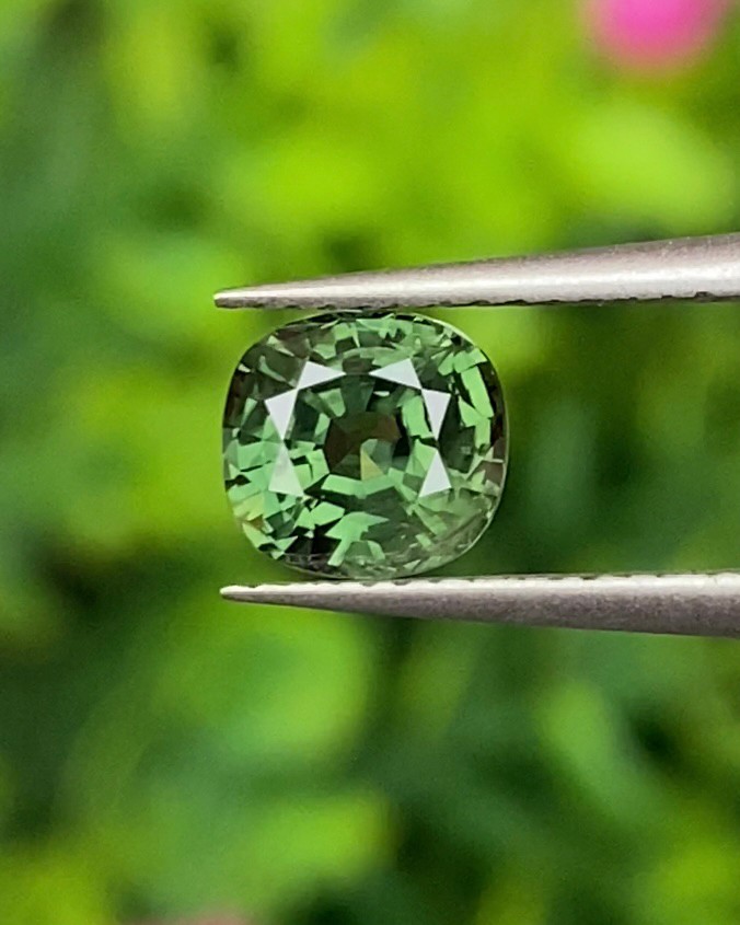 พลอย เขียวส่อง Green Sapphire 1.03 กะรัต (Cts.) พลอยแท้ อัญมณีมงคลประจําวันเกิด เครื่องประดับพลอย