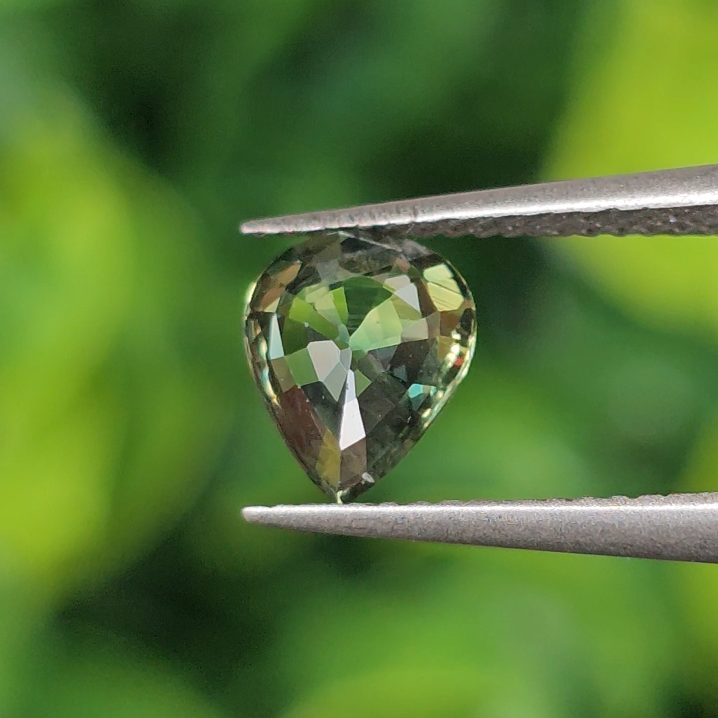 พลอย เขียวส่อง Green Sapphire 0.81 กะรัต (Cts.) ดิบ (Unheated) พลอยแท้ อัญมณีมงคลประจําวันเกิด เครื่องประดับพลอย