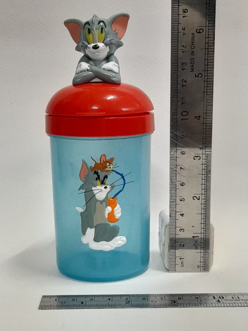 มีหลายภาพ,กระบอกน้ำ ทอมแอนด์เจอรี่ มีท๊อปเปอร์รูป ทอม ไม่เคยใช้ แต่ตีเป็นมือสอง สภาพดี มรรอยบ้าง เก่าเก็บขนาดตามรูป