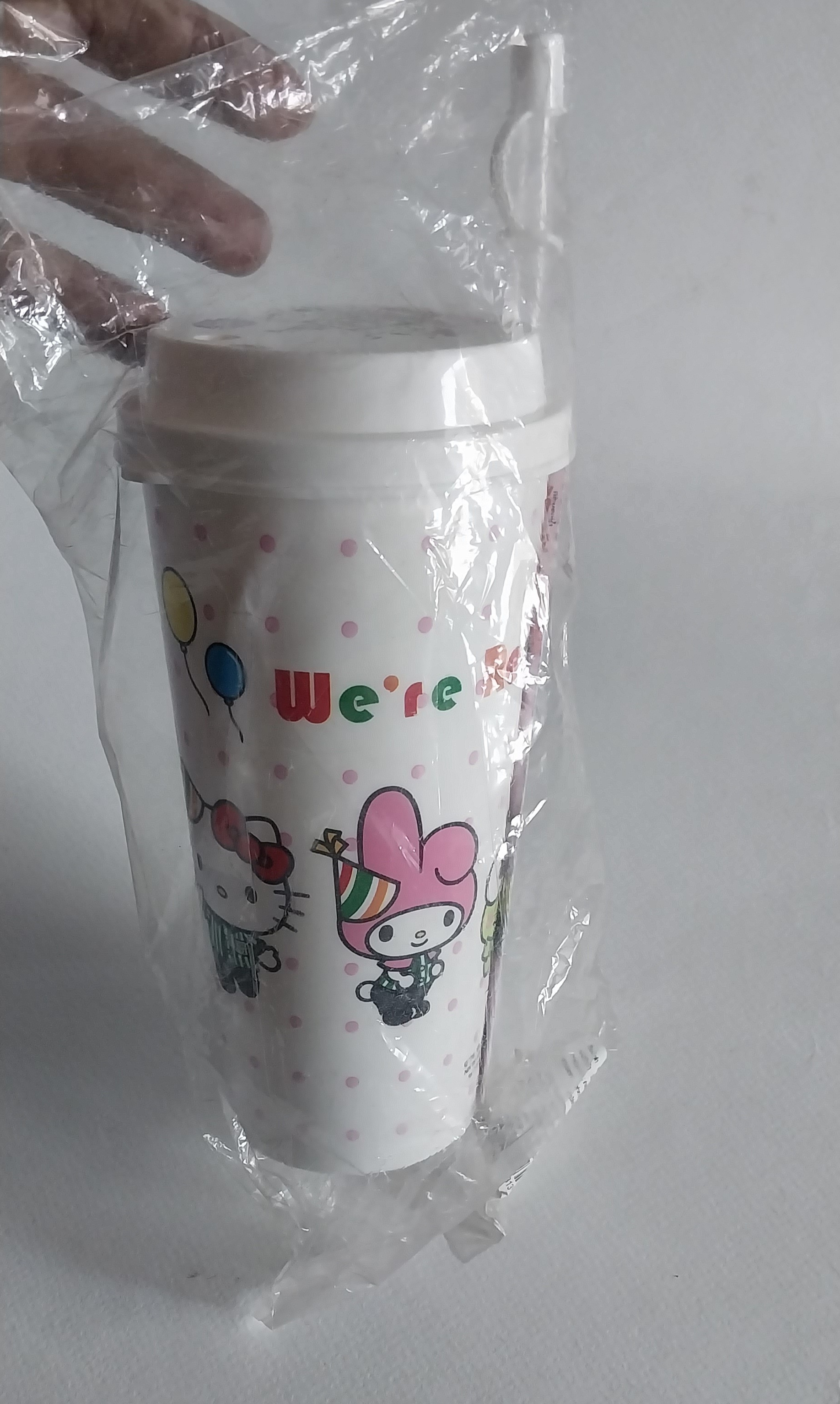 แก้วน้ำอัดลม ขนาดประมาณ 18 ออนซ์ ของสะสมจาก 7-11 Sanrio Collection สี ขาวลายจุดชมพู ลายรวมการ์ตูน Sanrioใส่เสื้อ 7-11 : คิตตี้ ,มายเมโลดี,กบเคโระ ,ปอมปอม ปุริน,แบตสึมารุ