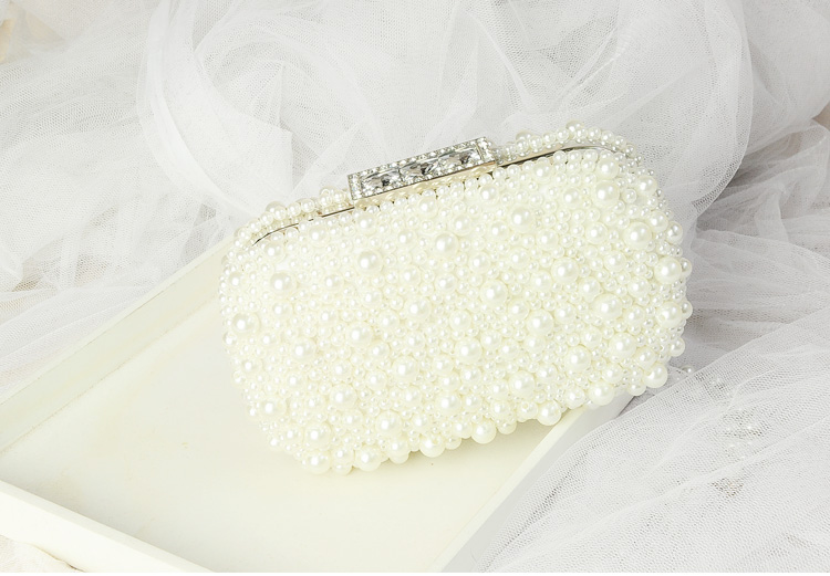 Evening Clutch กระเป๋าออกงาน แต่งมุกทั้งใบ คาดเพชรสวยหรู มาพร้อมกับสายโซ่สะพาย