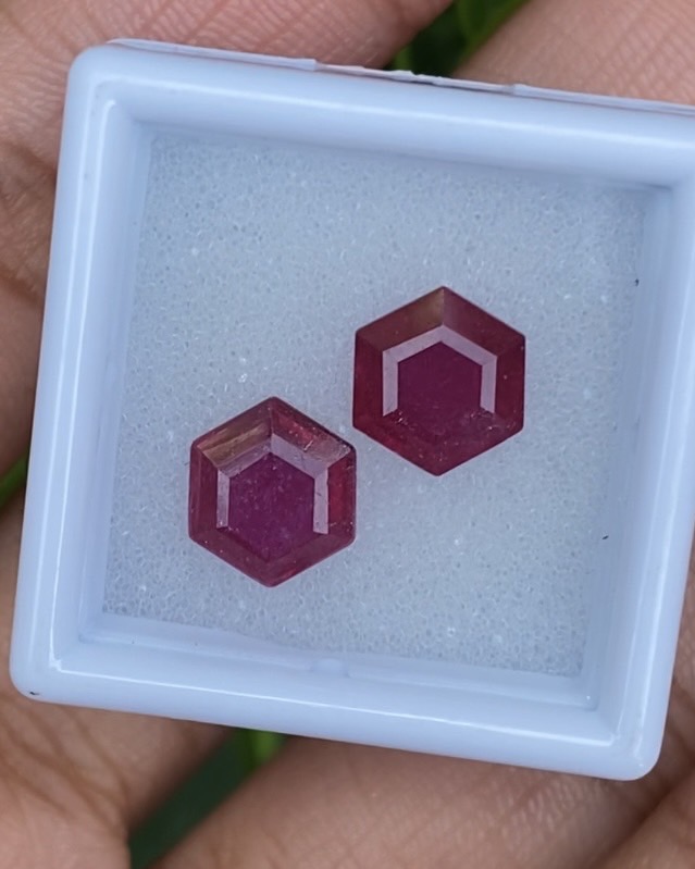 พลอย ทับทิม (Ruby Sapphire) 4.68 กะรัต (Cts.) 2 เม็ด (2 Pcs.) พลอยแท้ อัญมณีมงคลประจําวันเกิด เครื่องประดับพลอย