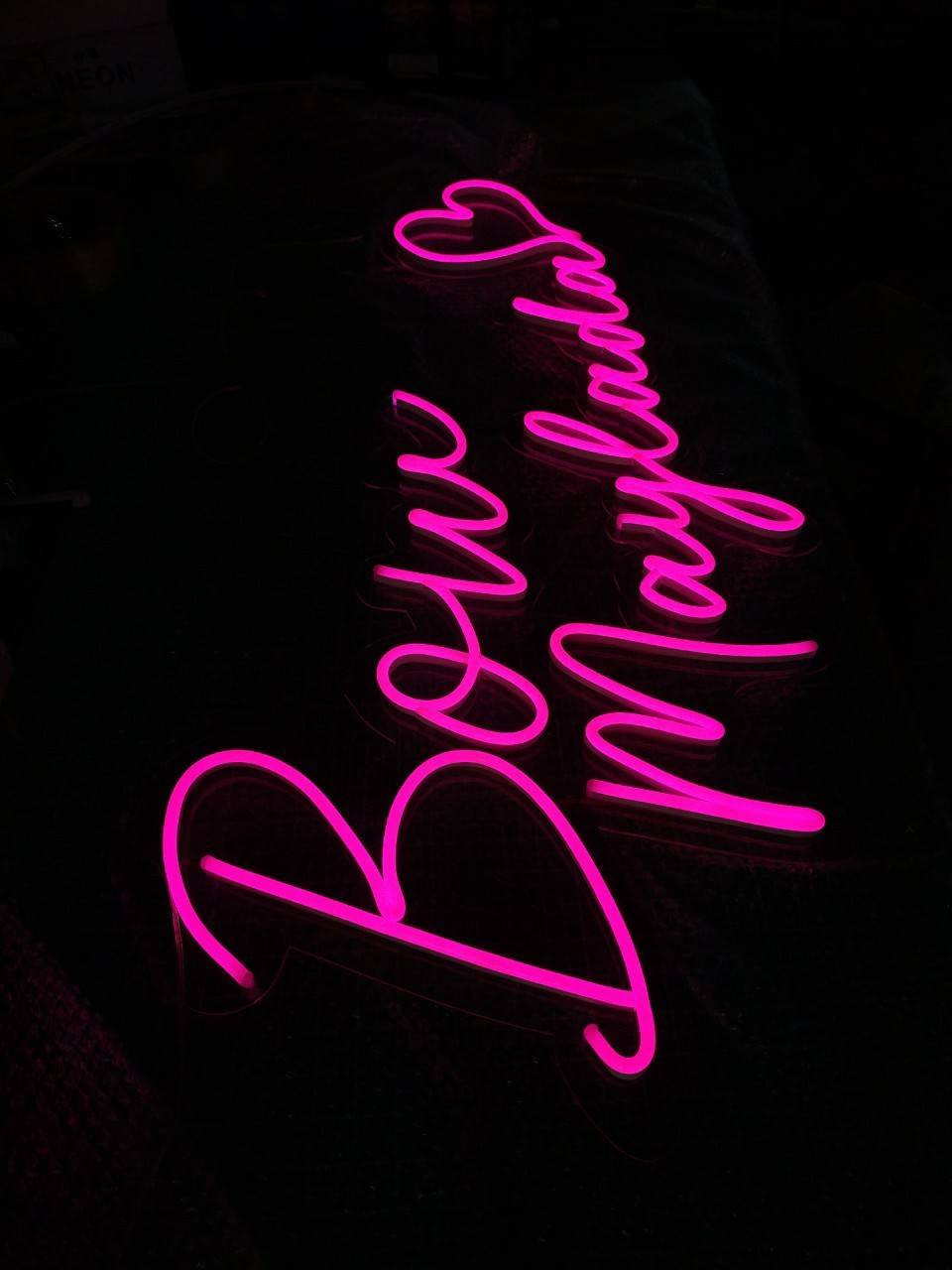 ป้ายไฟนีออนดัด แสงสีชมพู วางหลังอะคริลิคใสไดคัท