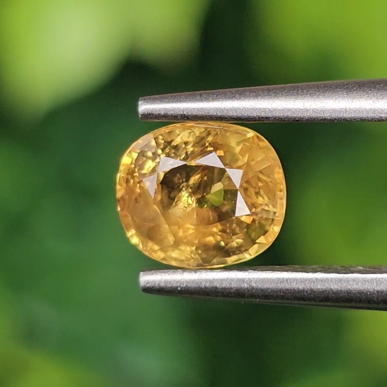 พลอย บุษราคัม yellow sapphire 0.86 กะรัต (Cts.) พลอยแท้ อัญมณีมงคลประจําวันเกิด เครื่องประดับพลอย