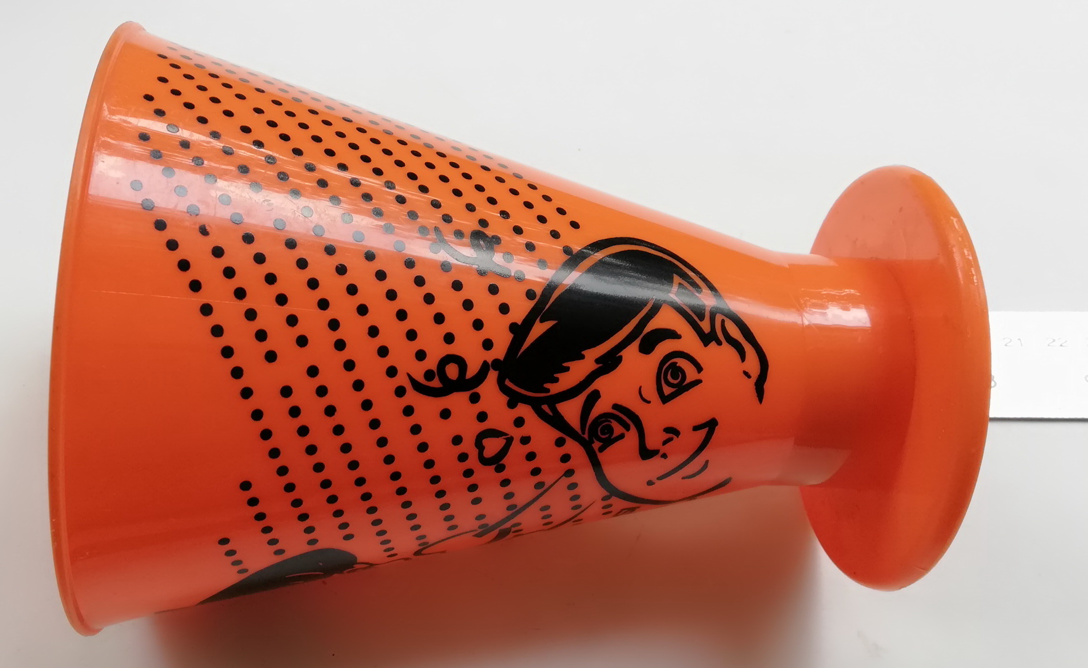 ของสะสมเก่า แก้วน้ำพลาสติกทรงกรวยสีส้ม พิมพ์ลายผู้หญฺิงและผู้ชายบนจุดสีดำ ฐานกลมแบน ของสะสมจากน้ำอัดลมมิรินด้ารสส้ม Mirinda,Orange