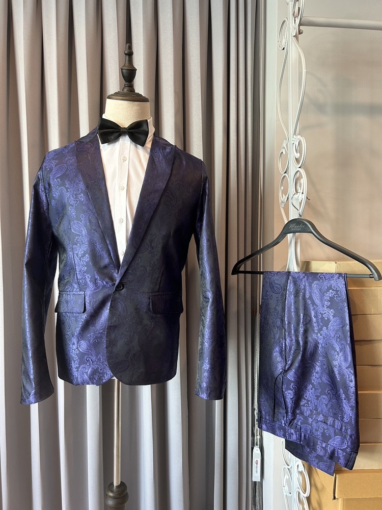 เช่า ชุดสูทชาย งานพิมพ์ลาย เนื้อผ้าแพรแบบหรูมาก