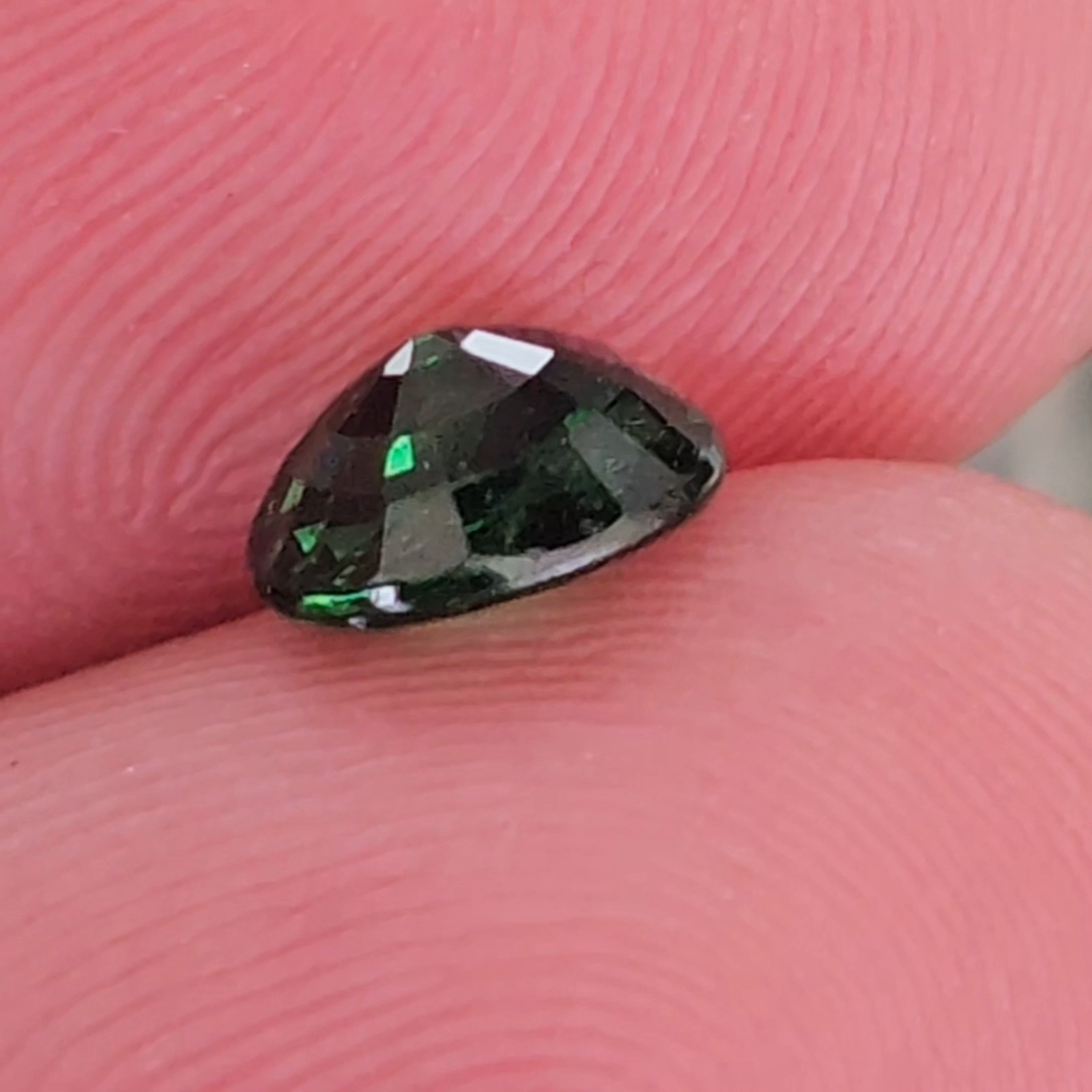 พลอย ซาโวไรท์ Tsavorite Garnet 1.36 กะรัต (Cts.) ดิบ Unheated พร้อมใบเซอร์ อัญมณีมงคลประจําวันเกิด เครื่องประดับพลอย