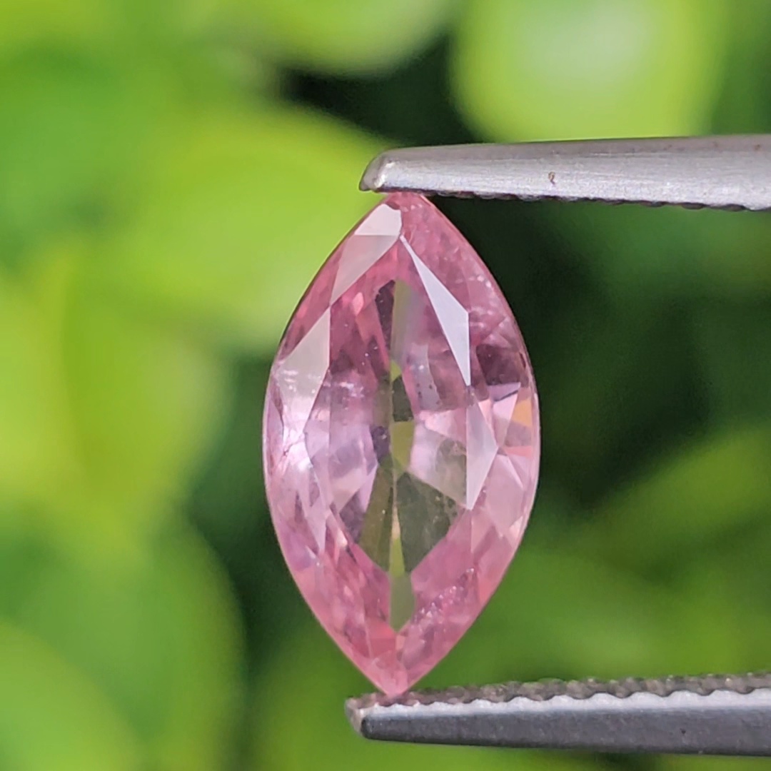 พลอย พัดพารัดชา Padparadscha Sapphire 2.45 กะรัต (Cts.) พร้อมใบเซอร์ พลอยแท้ อัญมณีมงคลประจําวันเกิด เครื่องประดับพลอย สำเนา สำเนา