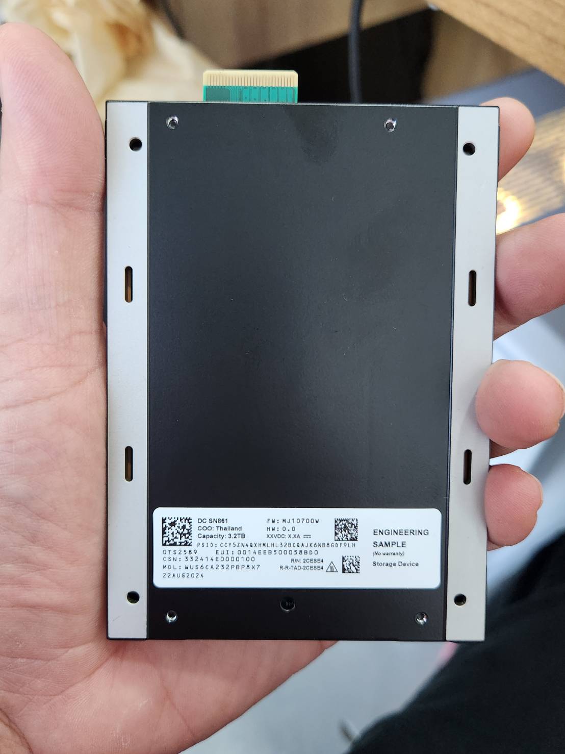 Sandisk DC SN861 3.2TB E3.S วิ่งเร็วโครต ๆ port เป็น E3.s มีการ์ดแปลงขายแยก ใส่ pc ได้ Server รุ่น Dell R450 650 750 ขึ้นไป มี 6 ลูก