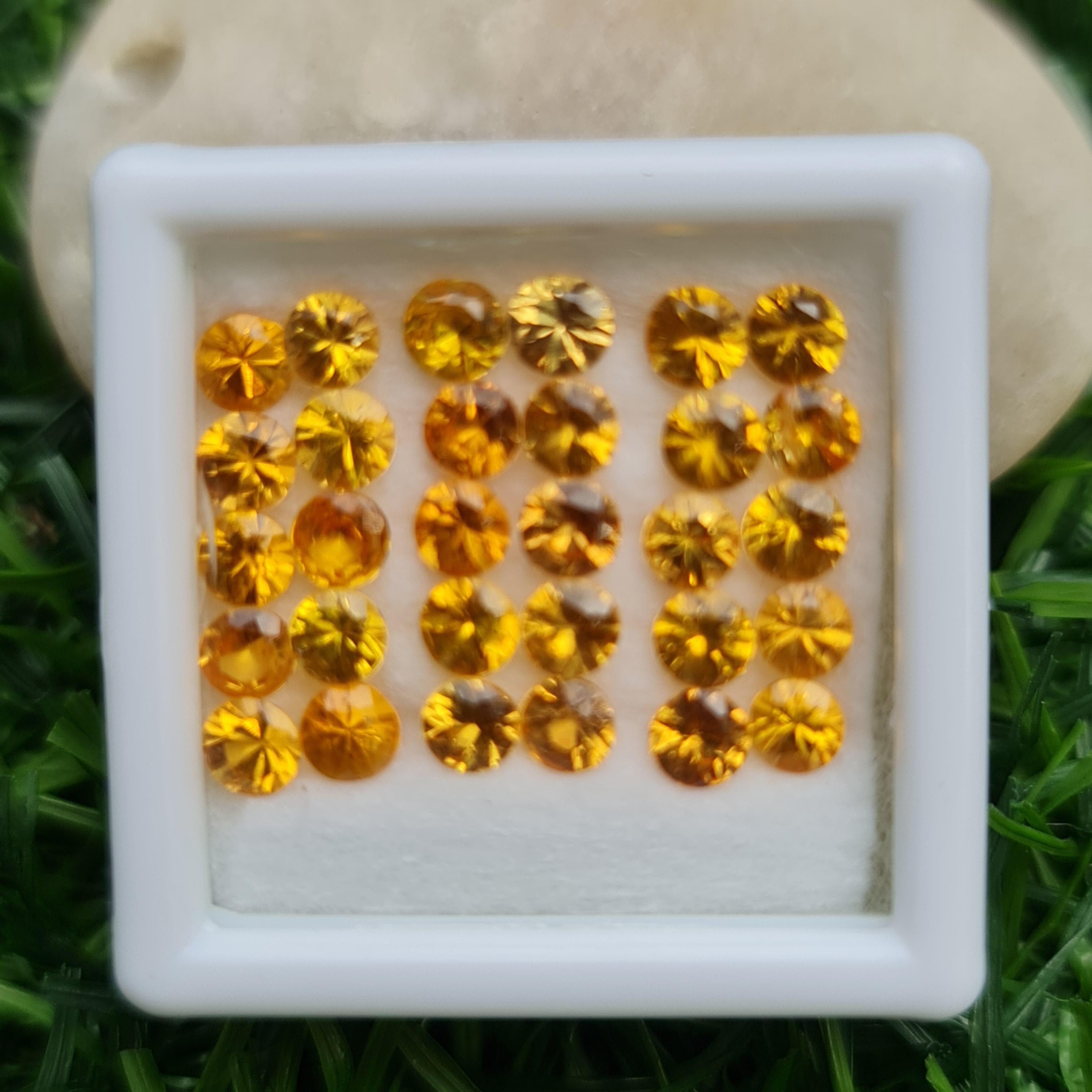 พลอย บุษราคัม yellow sapphire 5.07 กะรัต (Cts.) 30 เม็ด (Pcs.) พลอยแท้ อัญมณีมงคลประจําวันเกิด เครื่องประดับพลอย