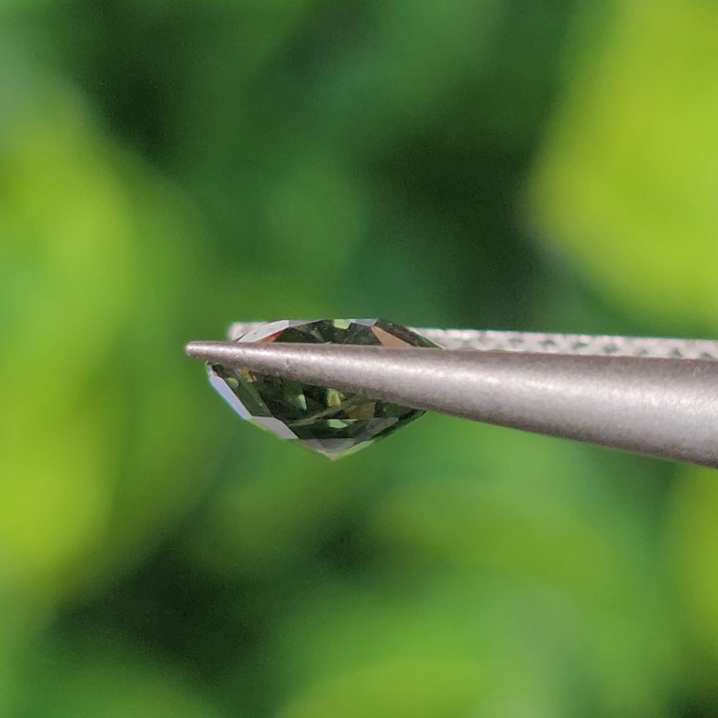 พลอย เขียวส่อง Green Sapphire 0.81 กะรัต (Cts.) ดิบ (Unheated) พลอยแท้ อัญมณีมงคลประจําวันเกิด เครื่องประดับพลอย