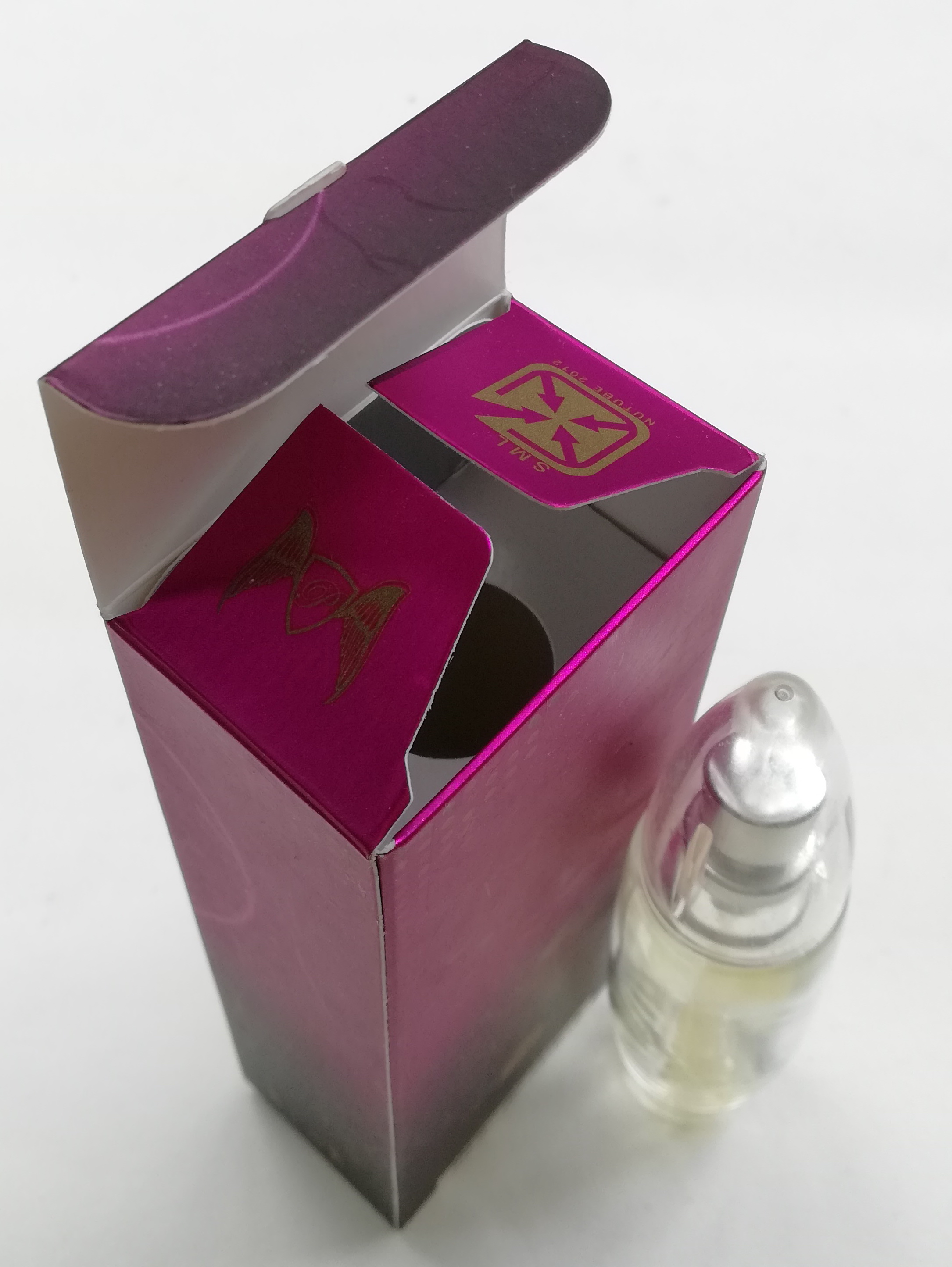 ของสะสม กล่องน้ำหอมสีชมพู และขวดน้ำหอมแก้ว NUTUBE NIGHT SPRAY PERFUME ขนาดประมาณ 14 ซม.