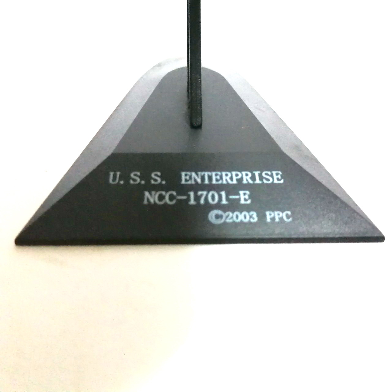 ของสะสม ยาน uss Enterprise NCC 1701 E ขนาดยาวราว 6 นิ้ว ถอดได้บางชิ้น พร้อมฐาน งานเก่าเก็บ