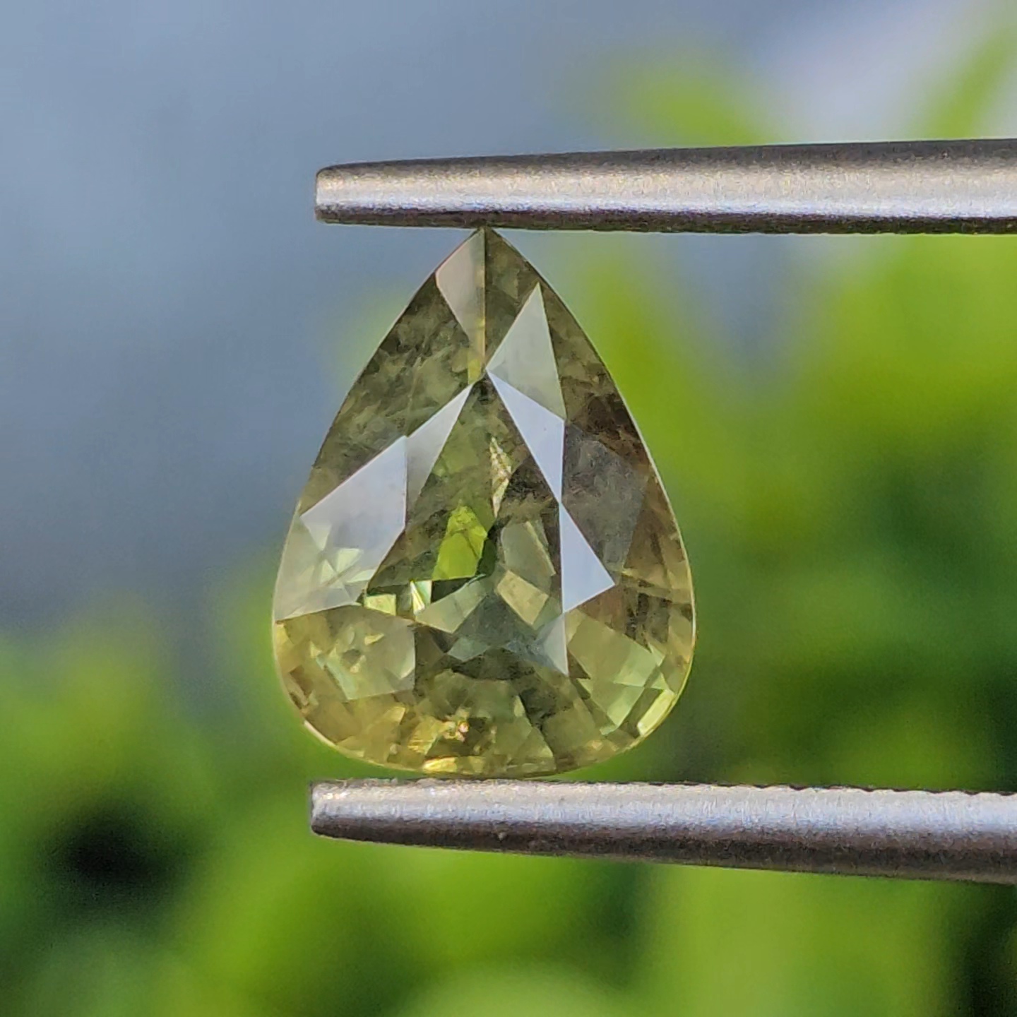 พลอย เขียวส่อง Green Sapphire 2.06 กะรัต (Cts.) ดิบ (Unheated) พลอยแท้ อัญมณีมงคลประจําวันเกิด เครื่องประดับพลอย