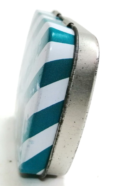 กล่องสังกะสี ลูกอมฟิชเชอร์แมนเฟรน รุ่นฝาเปิดปิด ลายเก่าสีเขียว กว้างยาวในราว 5×6 ซม.ของเก่าสะสมปัจจุบันหายาก มีตำหนิตามภาพ