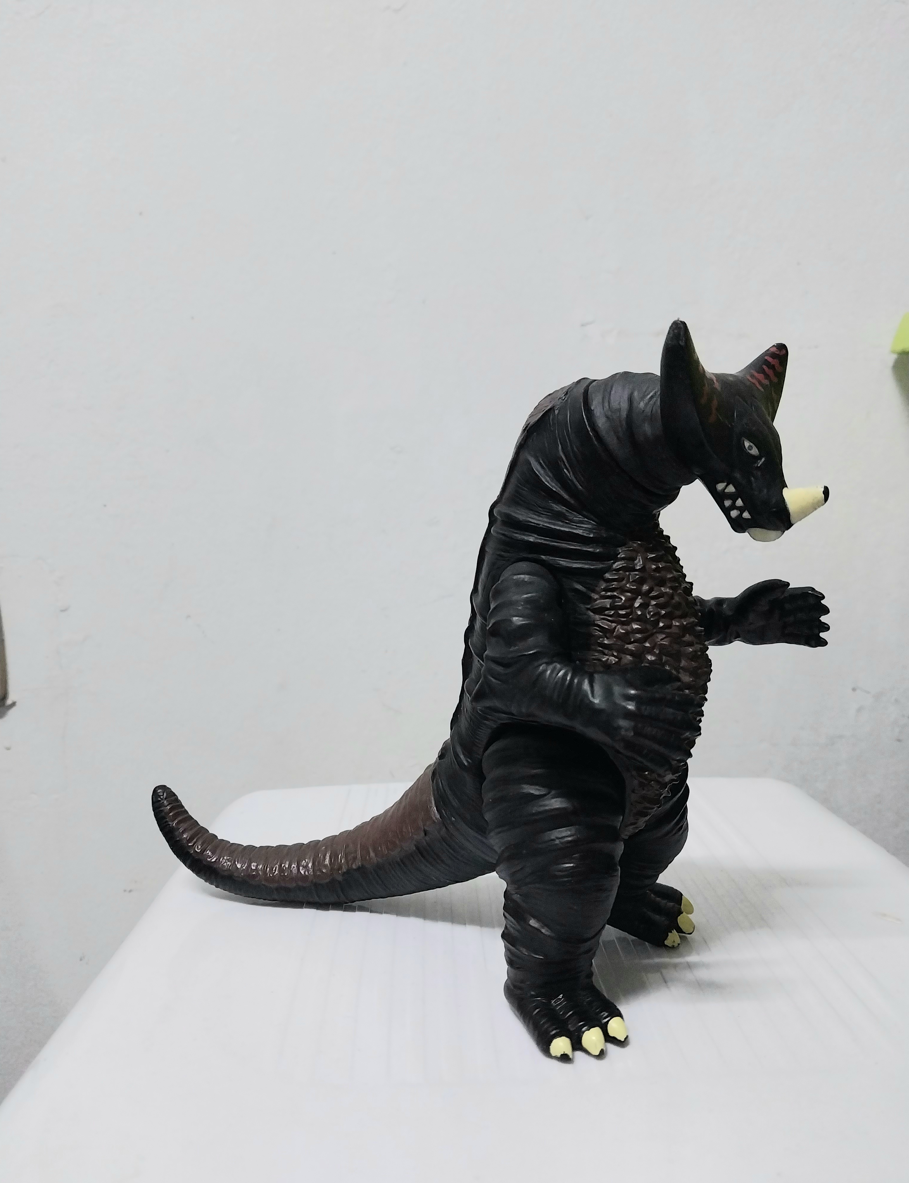 มีรอยสีลอกที่จมูก มีหลายภาพ งาน Bandai Japan ซอฟ6" สัตว์ประหลาดโกโมร่า