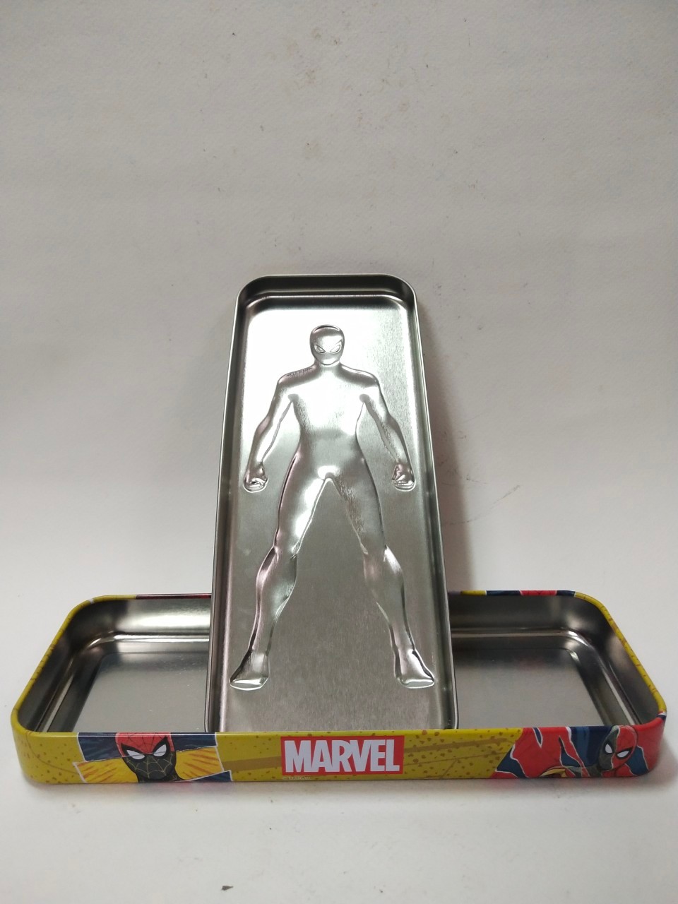 กล่องสังกะสี สไปเดอร์แมน งานพรีเมี่ยม จาก เคลลอกซ์ มือสองสภาพดีมีรอยบ้าง