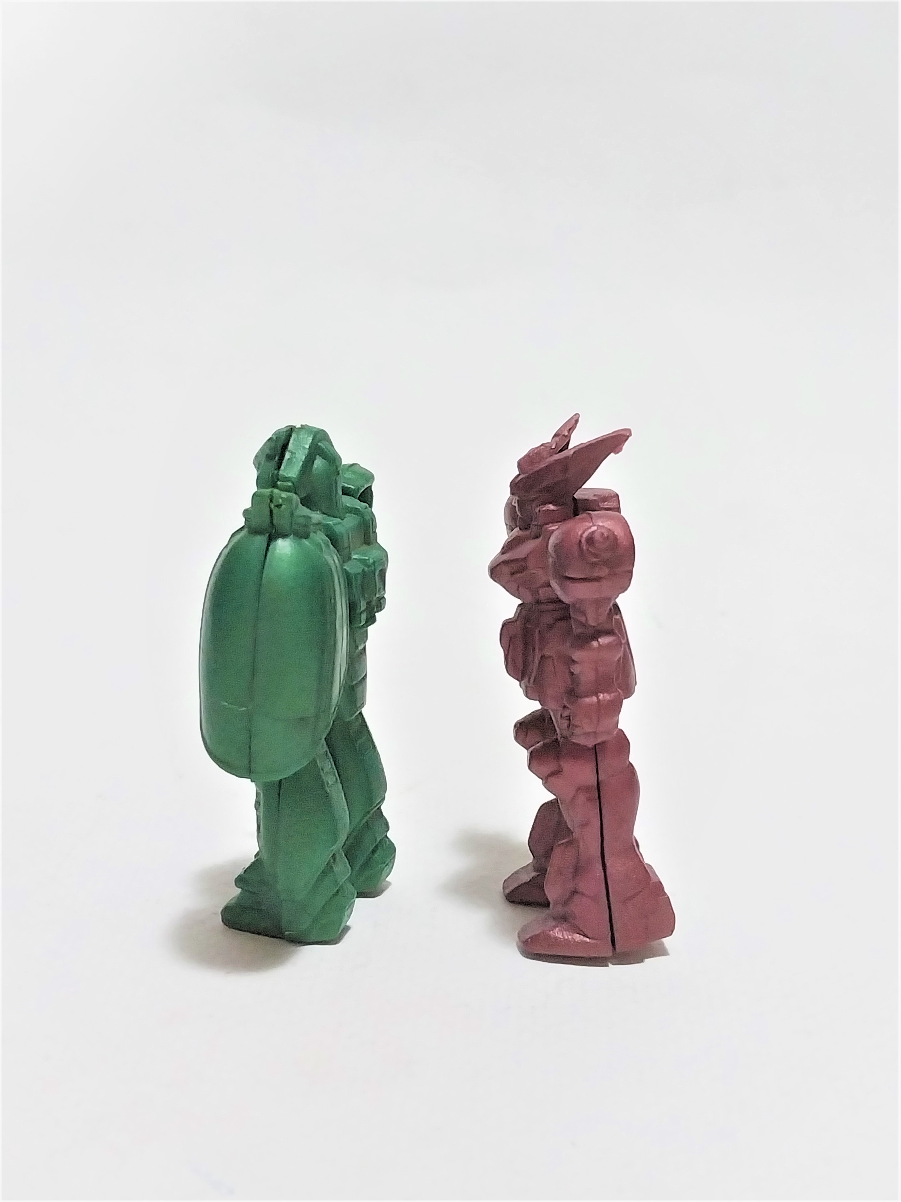 มีหลายภาพ หุ่นยนต์พลาสติก 2 ตัว