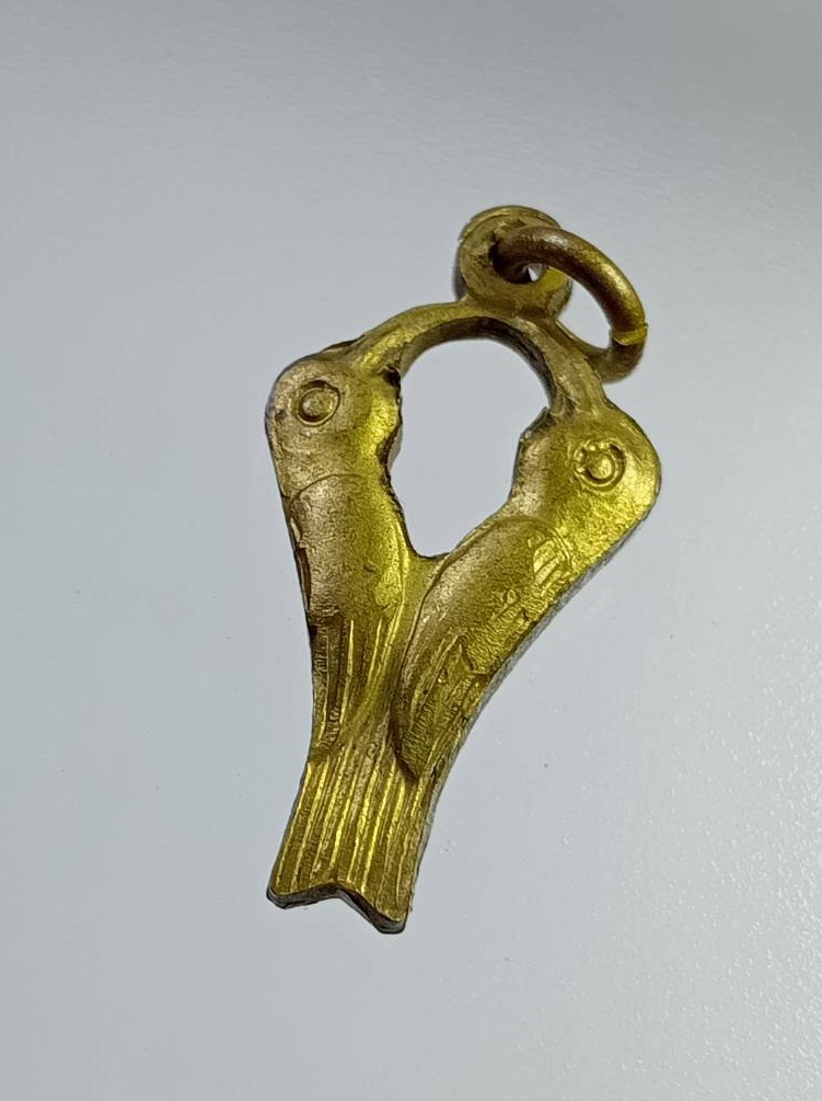 A7416 สาริกาคู่สองหน้า เนื้อทองเหลือง ไม่ทราบที่ครับ