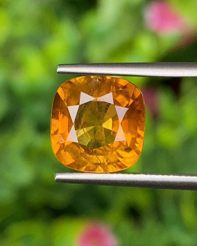 พลอย บุษราคัม Yellow Sapphire 5.02 กะรัต (Cts.) พลอยแท้ อัญมณีมงคลประจําวันเกิด เครื่องประดับพลอย