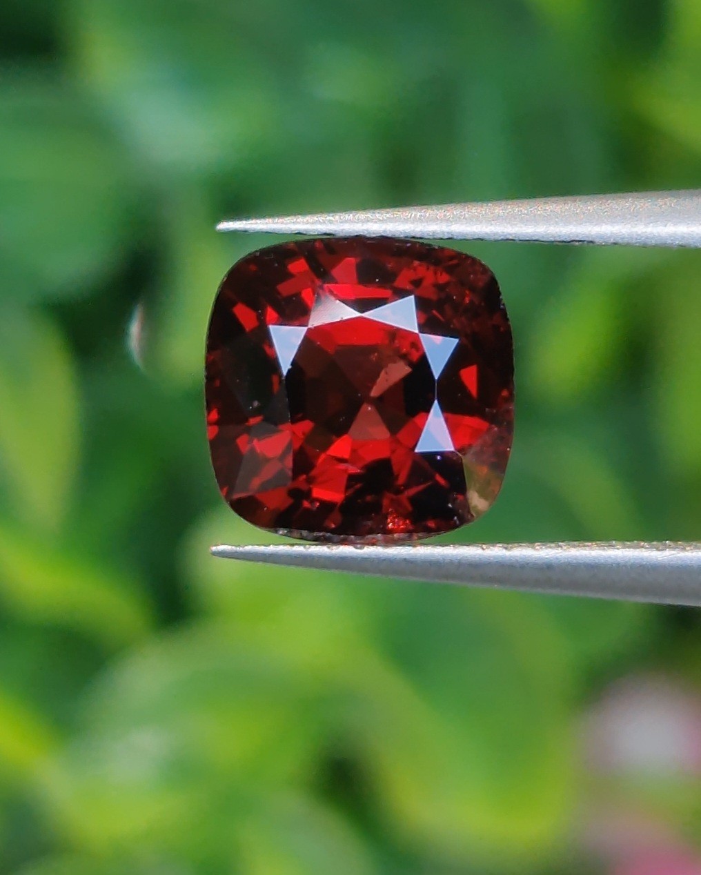 พลอย สปิเนล (Spinel) 2.39 กะรัต (Cts.) ดิบ (Unheated) พลอยแท้ อัญมณีมงคลประจําวันเกิด เครื่องประดับพลอย