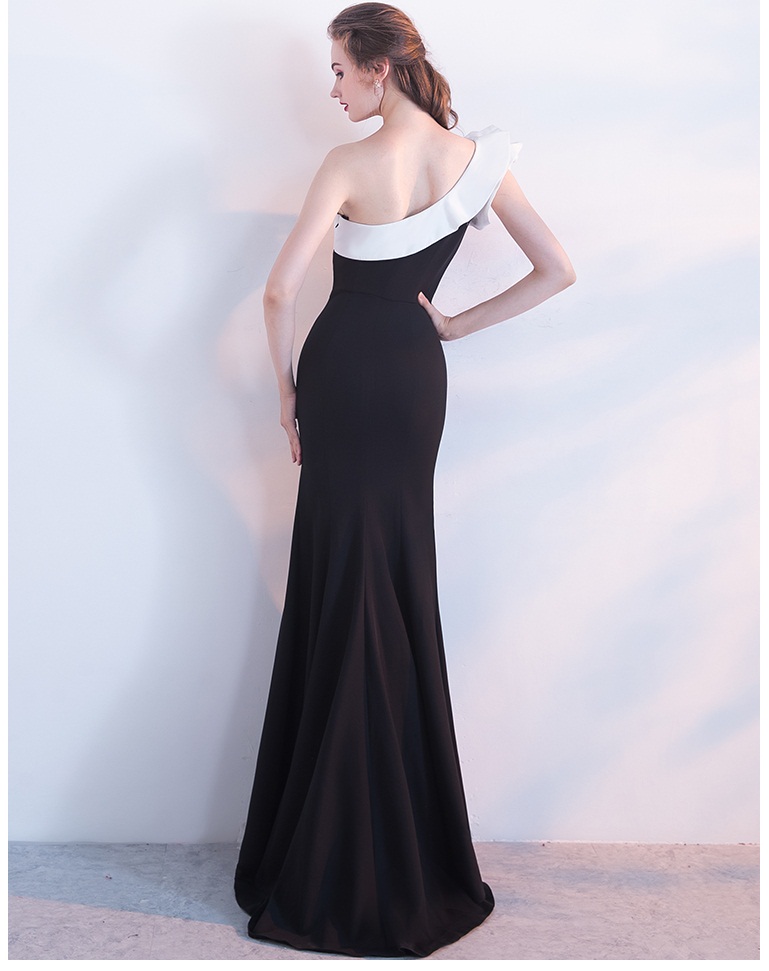 ชุดราตรียาวไหล่เดียว แต่งระบาย สีดำ ทรงเข้ารูป แบบเก๋ (ซิปหลัง)