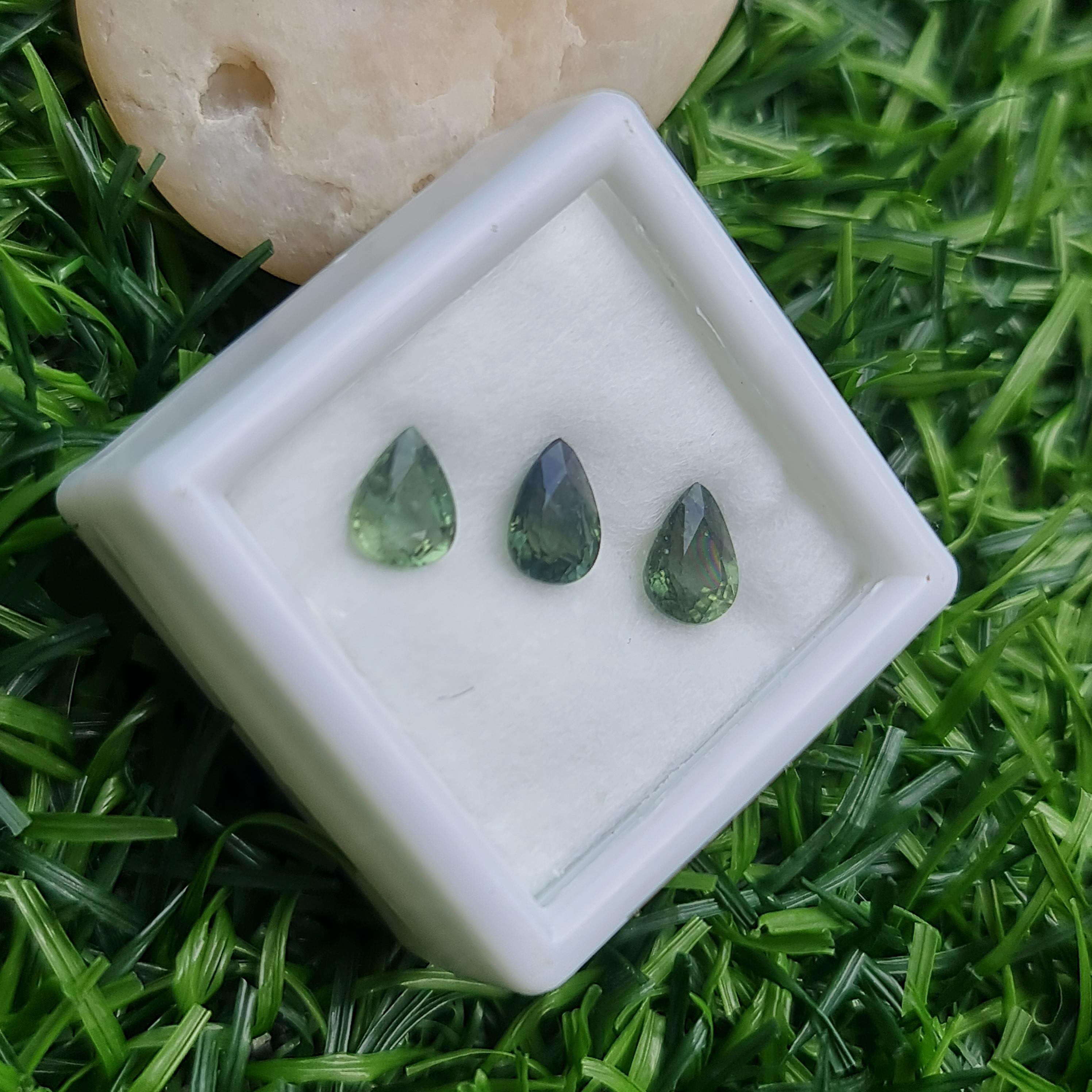 พลอย เขียวส่อง Green Sapphire 2.28 กะรัต (Cts.) ดิบ (Unheated) พลอยแท้ อัญมณีมงคลประจําวันเกิด เครื่องประดับพลอย