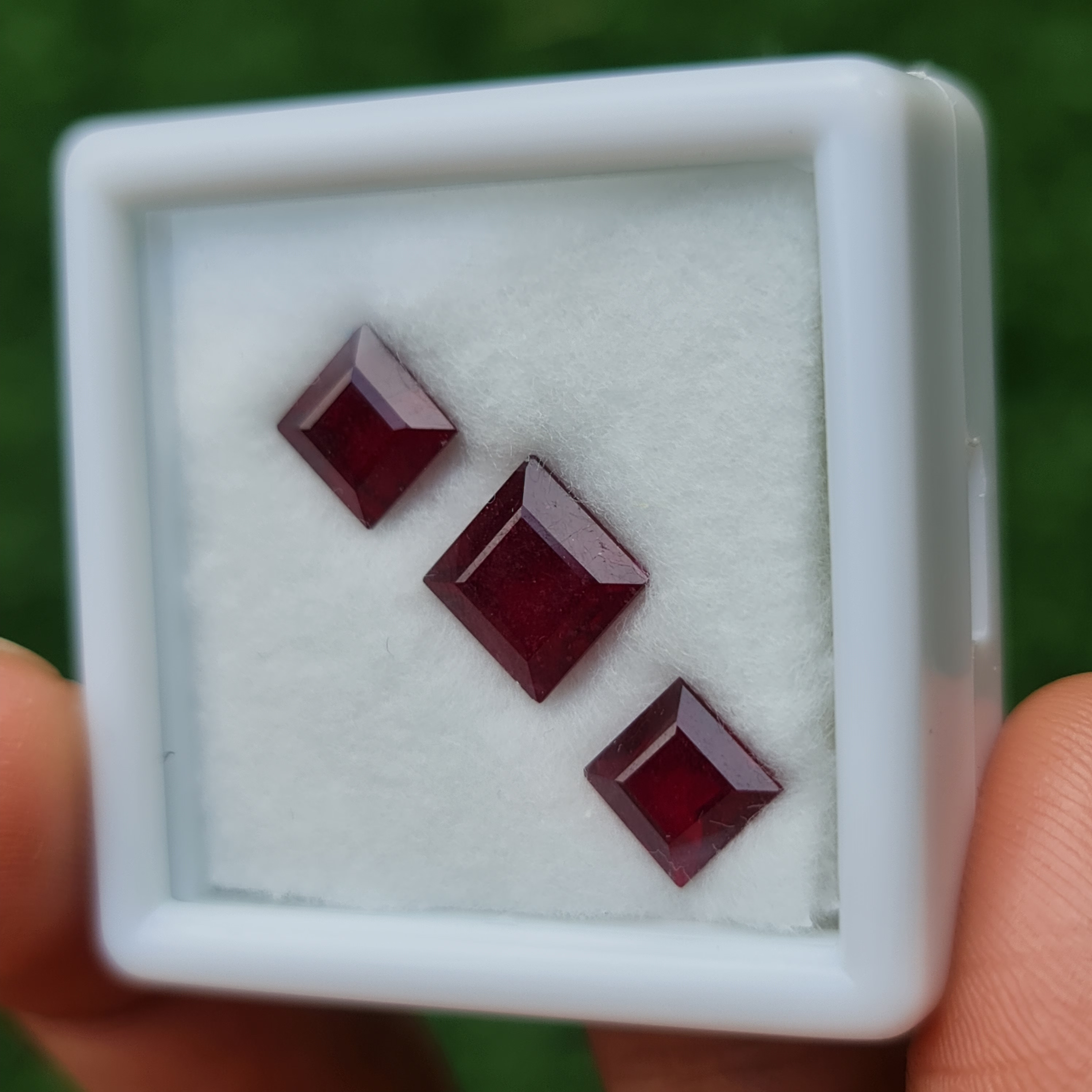 พลอย ทับทิม Ruby sapphire 3 เม็ด 7.40 กะรัต (Cts.) พลอยแท้ อัญมณีมงคลประจําวันเกิด เครื่องประดับพลอย