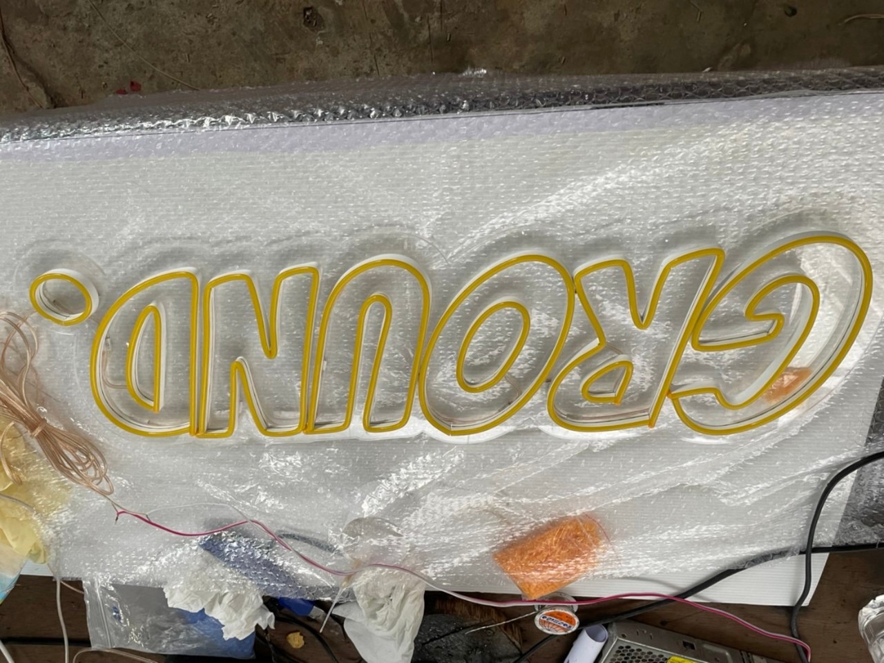 ไฟนีออน เฟค