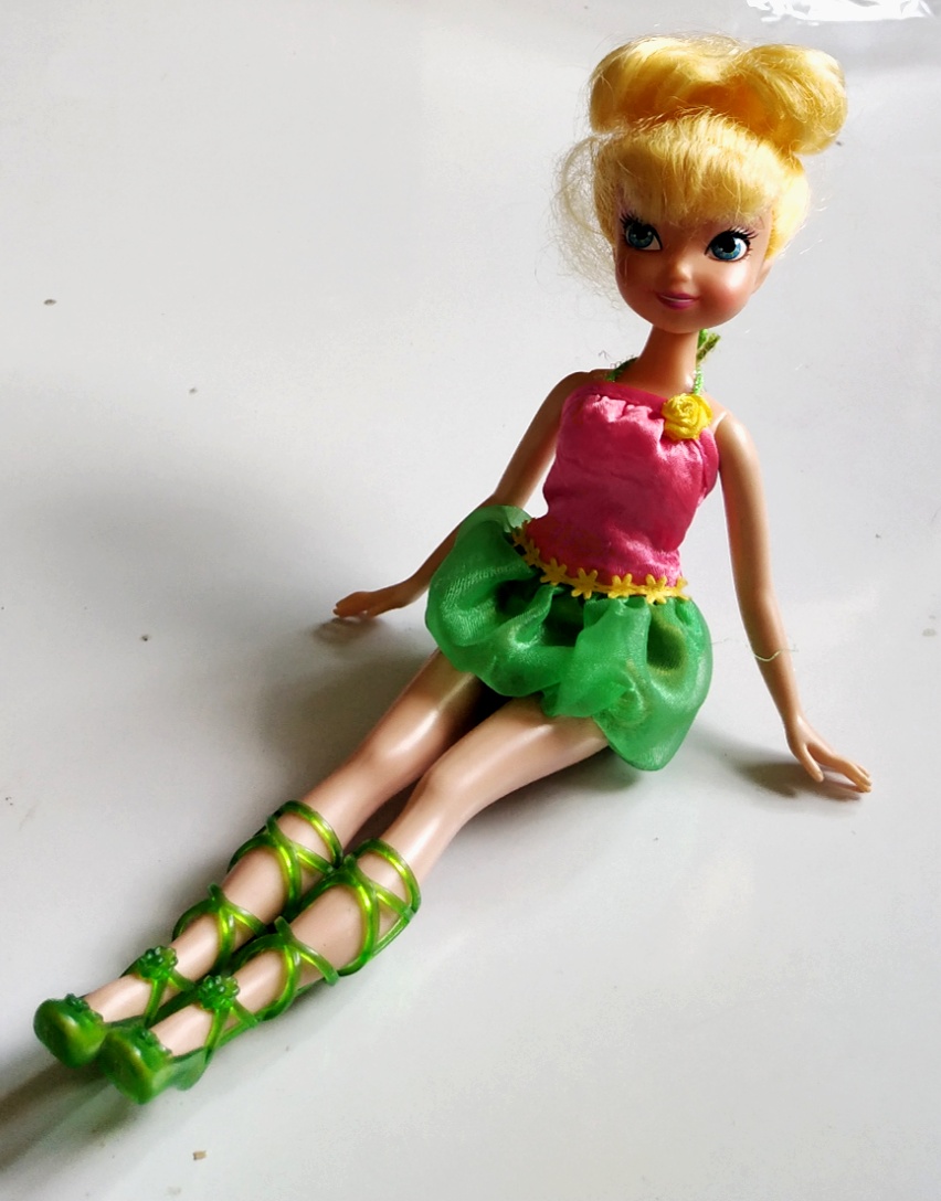 ของสะสมเก่า ตุ๊กตาทิงเกอร์เบล Tinker bell ของแท้ จาก ดิสนีย์ Disney 2010 Jakks China , ขนาดประมาณ 9.5" **มีรอยเปื้อนที่แจน ตามภาพ