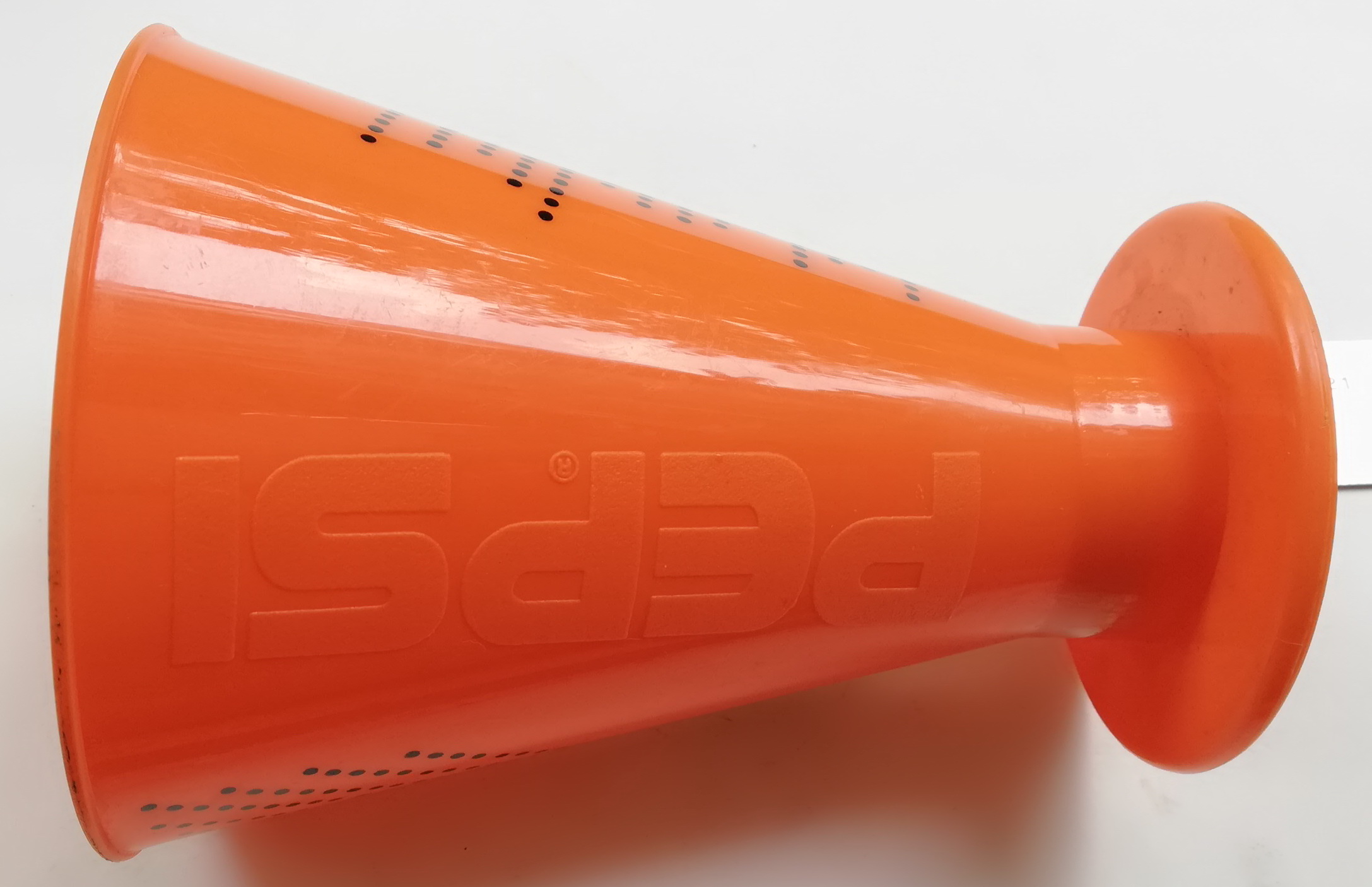 ของสะสมเก่า แก้วน้ำพลาสติกทรงกรวยสีส้ม พิมพ์ลายผู้หญฺิงและผู้ชายบนจุดสีดำ ฐานกลมแบน ของสะสมจากน้ำอัดลมมิรินด้ารสส้ม Mirinda,Orange