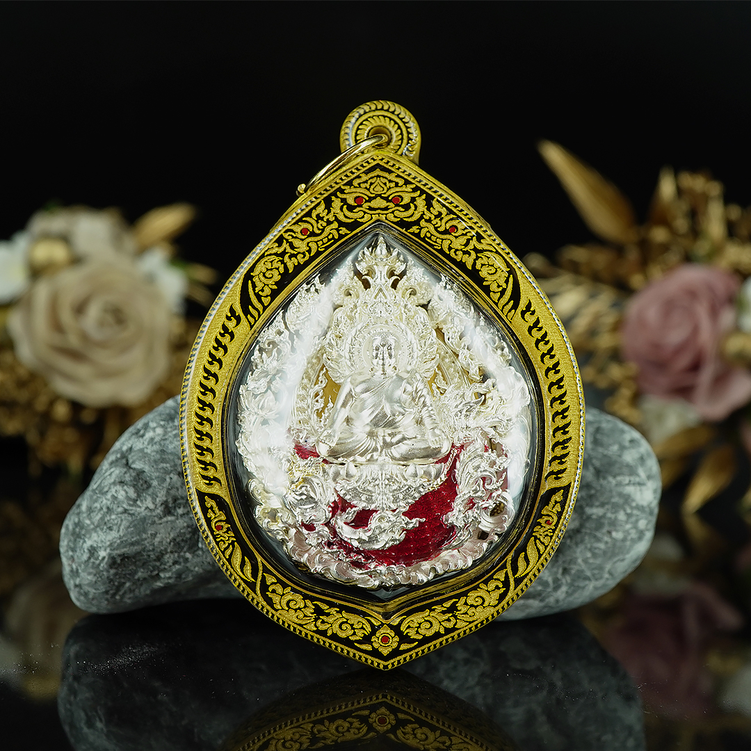 บริการเลี่ยมแบบมีลายขอบข้าง No.A สีทอง (แบบห้อยคอ ขนาดพระไม่เกิน 5 เซนติเมตร) ** ลูกค้าส่งงานมาเลี่ยมที่ร้าน ระยะเวลาเลี่ยมประมาณ 3-5 วัน ไม่รวมระยะเวลาจัดส่ง **