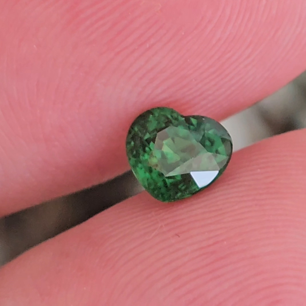 พลอย ซาโวไรท์ Tsavorite Garnet 1.16 กะรัต (Cts.) ดิบ Unheated พร้อมใบเซอร์ อัญมณีมงคลประจําวันเกิด เครื่องประดับพลอย