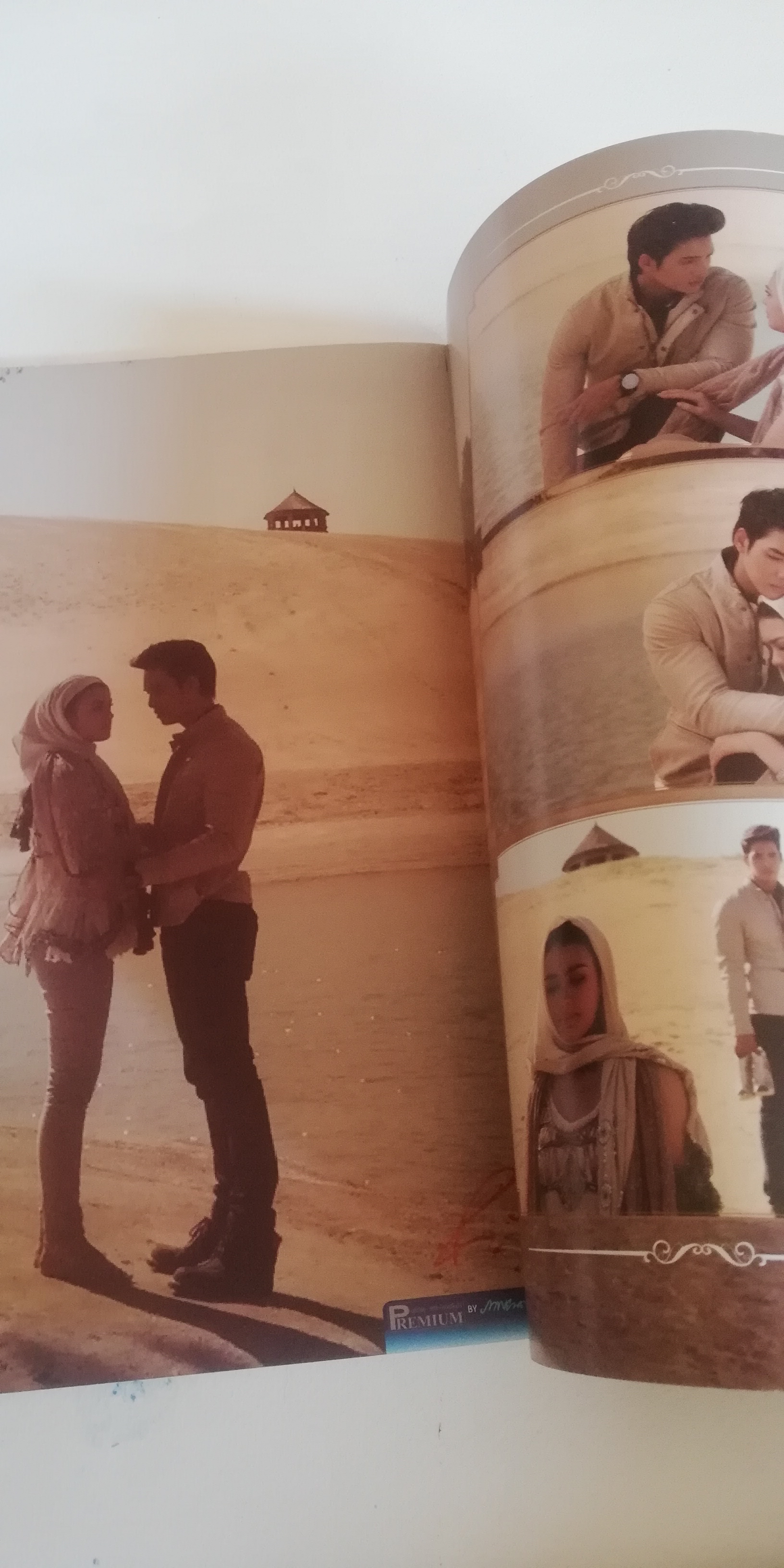 มีหลายภาพ, มุมปกด้านล่าง และด้านในเกือบทุกหน้ามีลายเซ็นต์สีแดงตามภาพ, หนังสือภาพละครช่อง3, ดาวหลงฟ้าภูผาสีเงิน