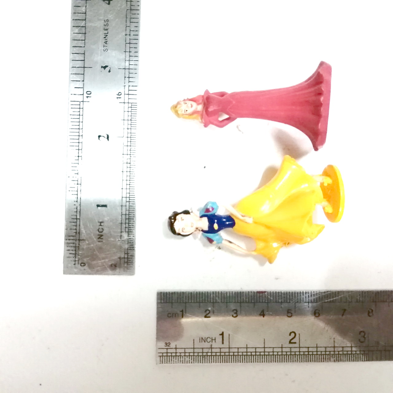 ฟิกเกอร์ ยางตัน ขนาด 2 -2.5 นิ้ว สโนไวท์ และ เจ้าหญิง ออโรร่า จากเรื่อง เจ้าหญิงนิทรา สภาพดี ออโรร่า ตัวเล็กกว่าเล็กน้อย ขายเหมา2ตัวไม่แยก