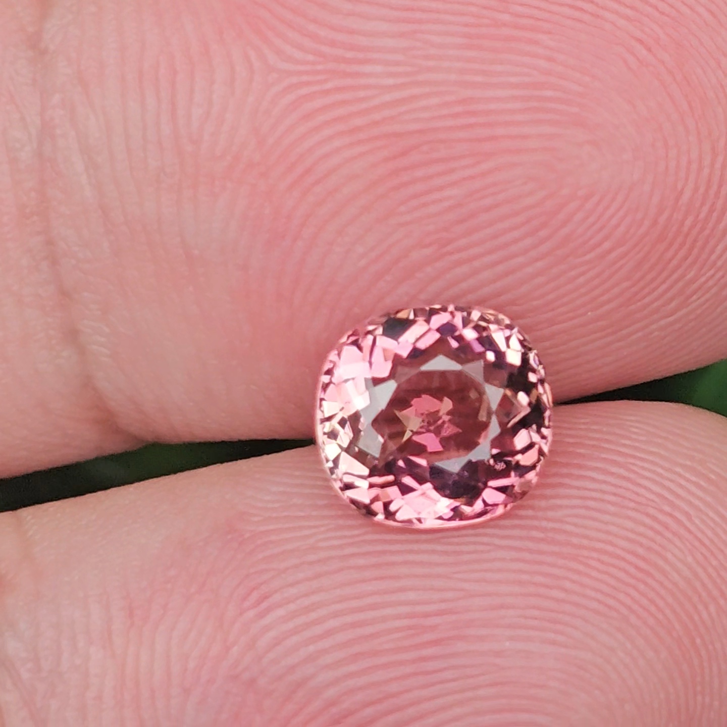 พลอย ทัวร์มาลีน Tourmaline 1.97 กะรัต (Cts.) พลอยแท้ อัญมณีมงคลประจําวันเกิด เครื่องประดับพลอย