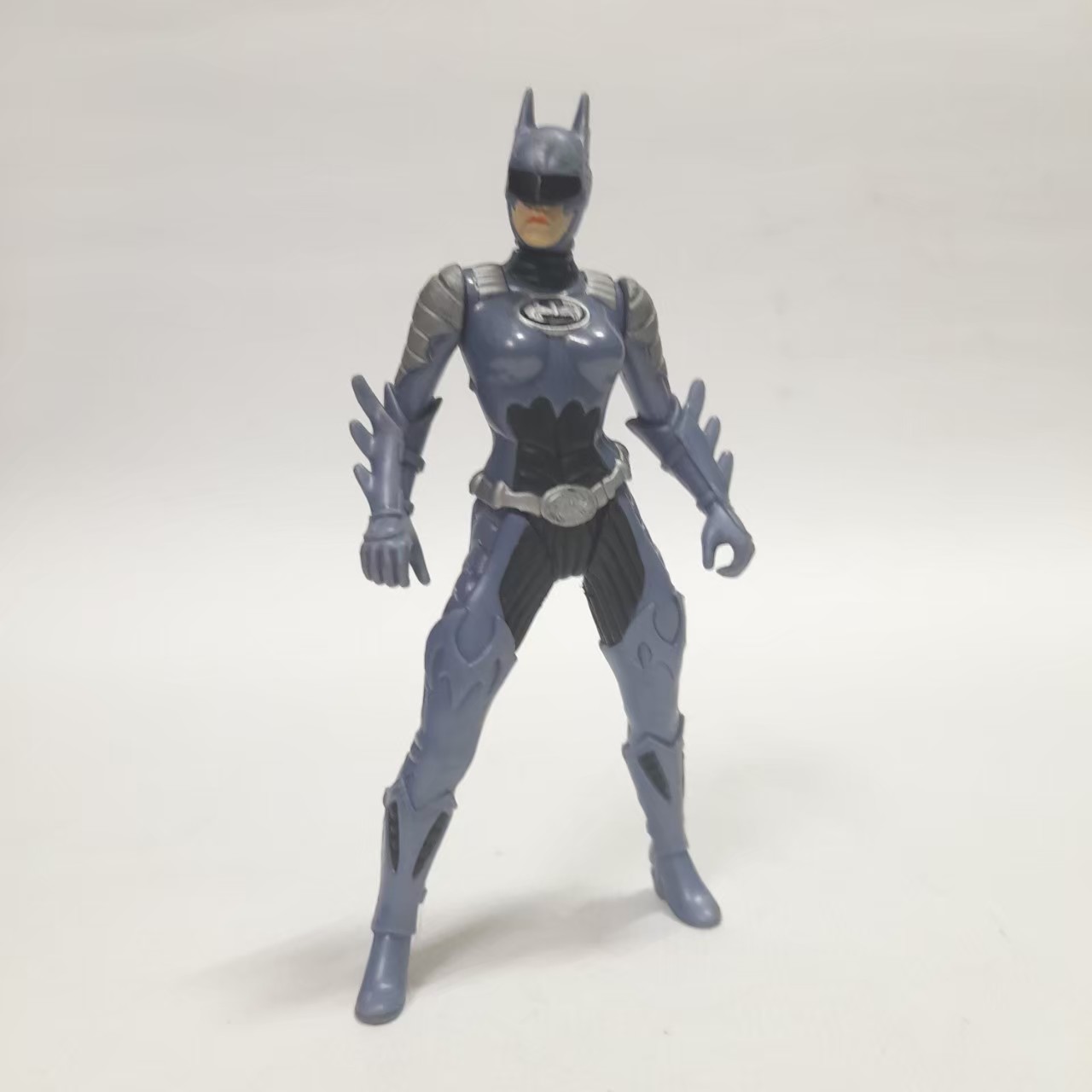แอคชั่นฟิกเกอร์ ขนาด 4-4.5 นิ้ว แบทเกิร์ล จากภาพยนตร์ แบทแมนแอนด์โรบิน ภาคหนังโรง งานเก่า หายาก ไม่มีแพค มีเท่าที่เห็น มือสองสภาพดีมีรอยบ้าง